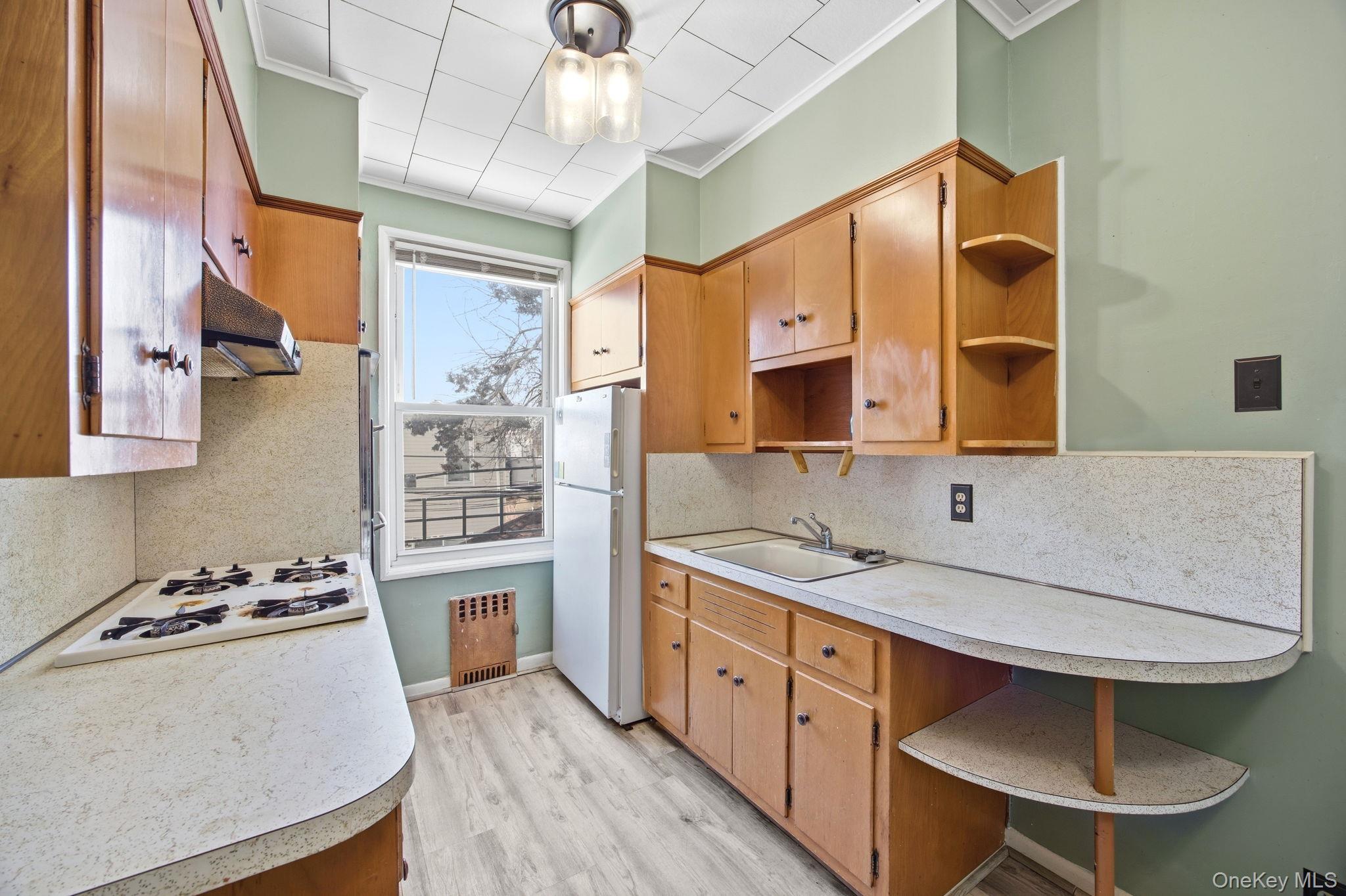 7861 75th Street, Glendale, NY 11385