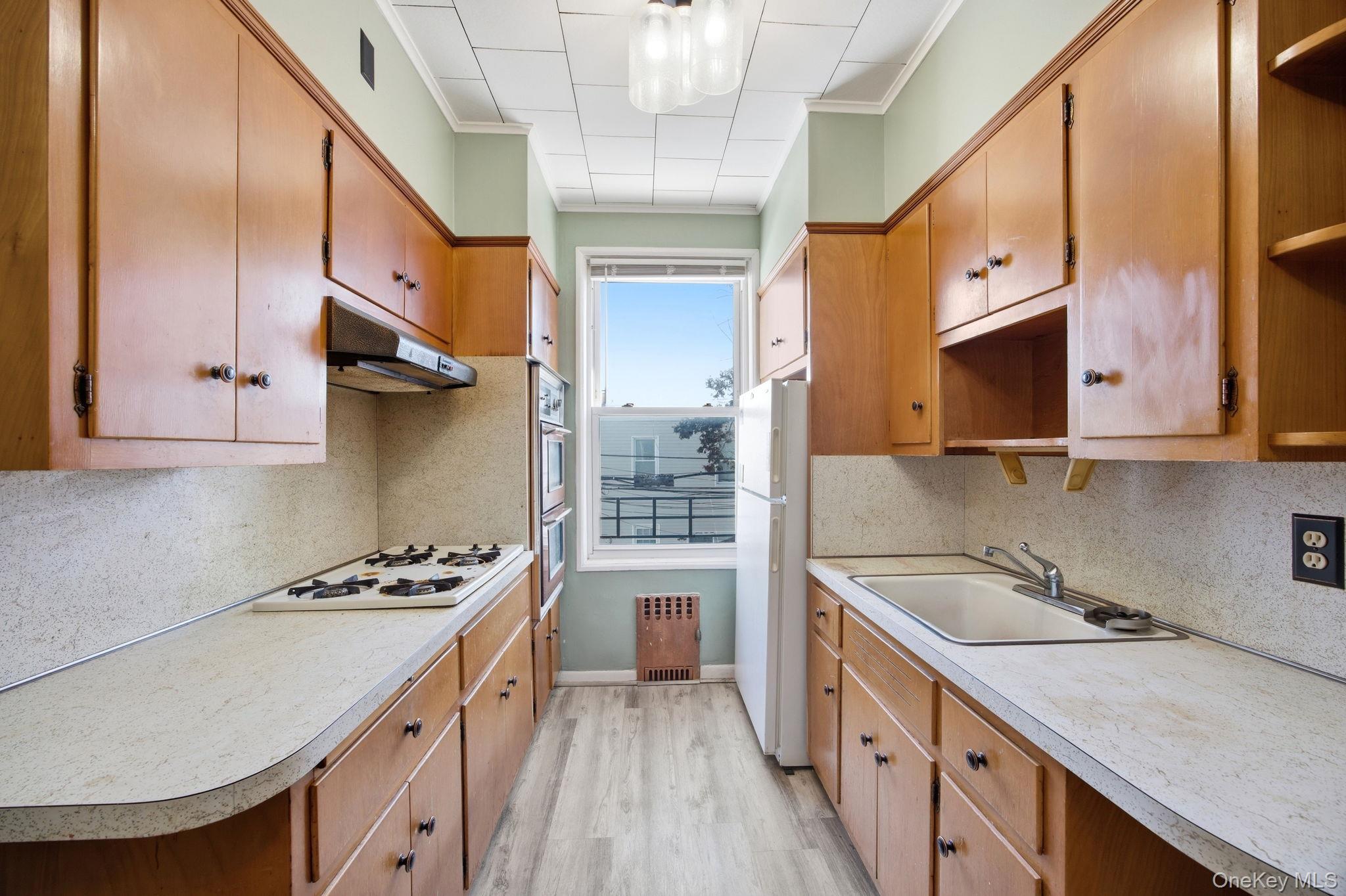 7861 75th Street, Glendale, NY 11385