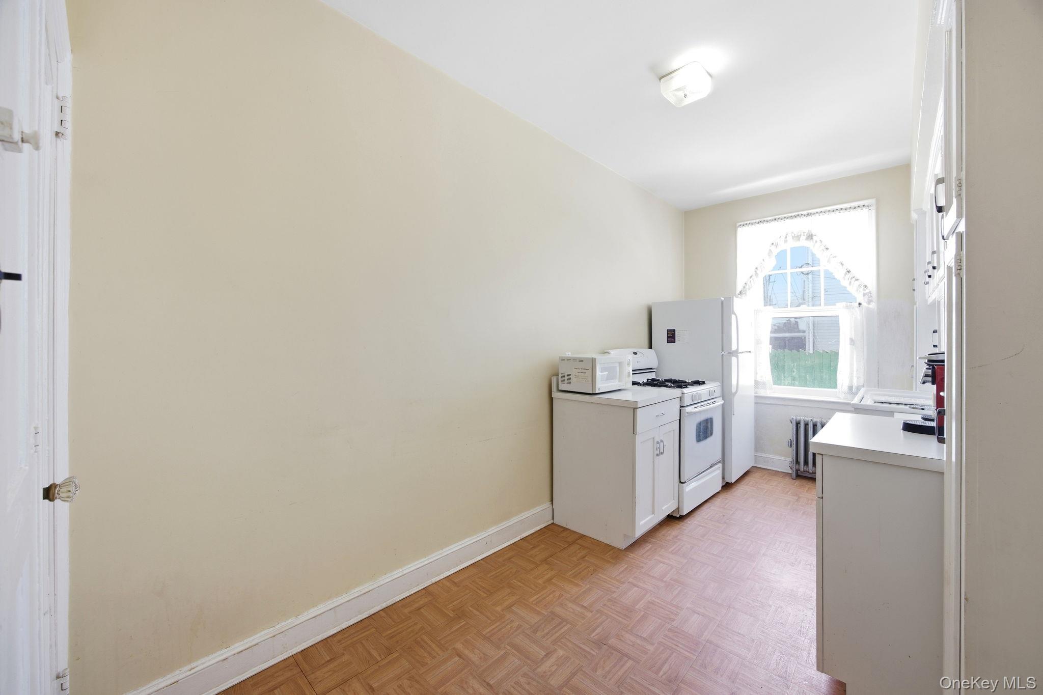 7861 75th Street, Glendale, NY 11385