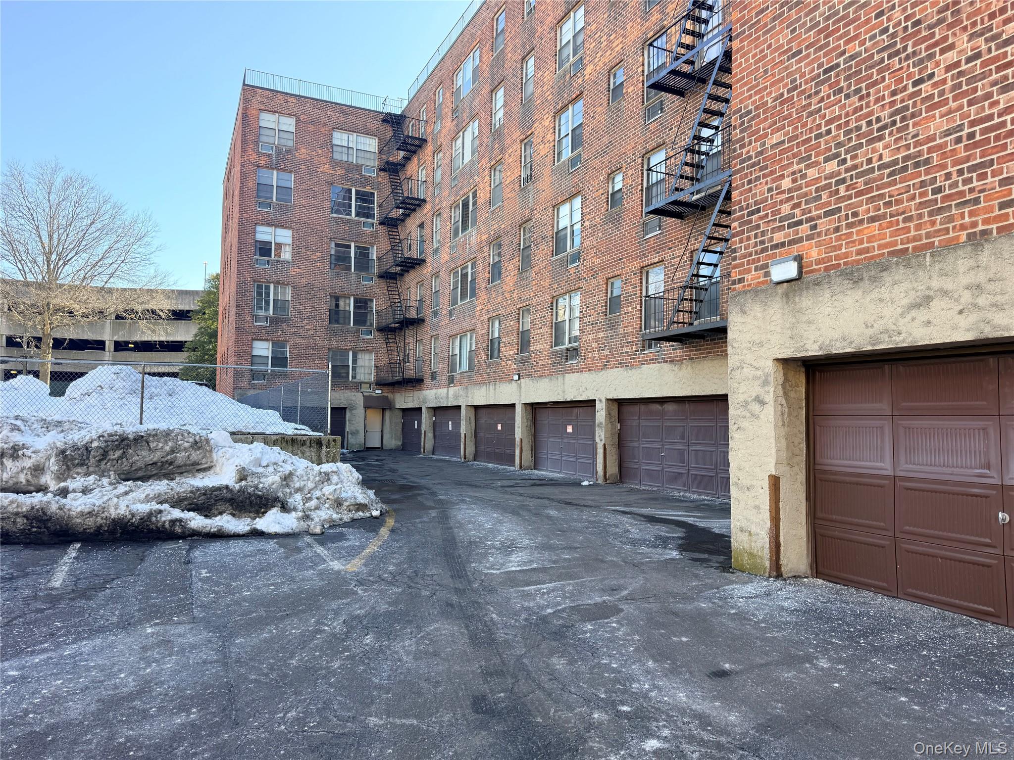 190 First Street # 1K, Mineola, NY 11501