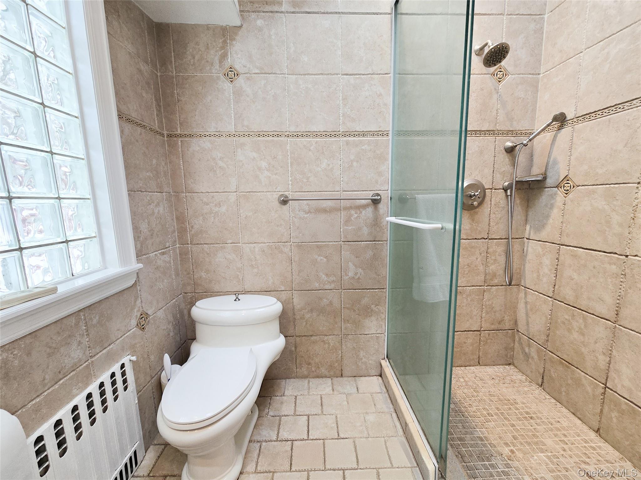 64 Middleneck Road, Roslyn, NY 11576