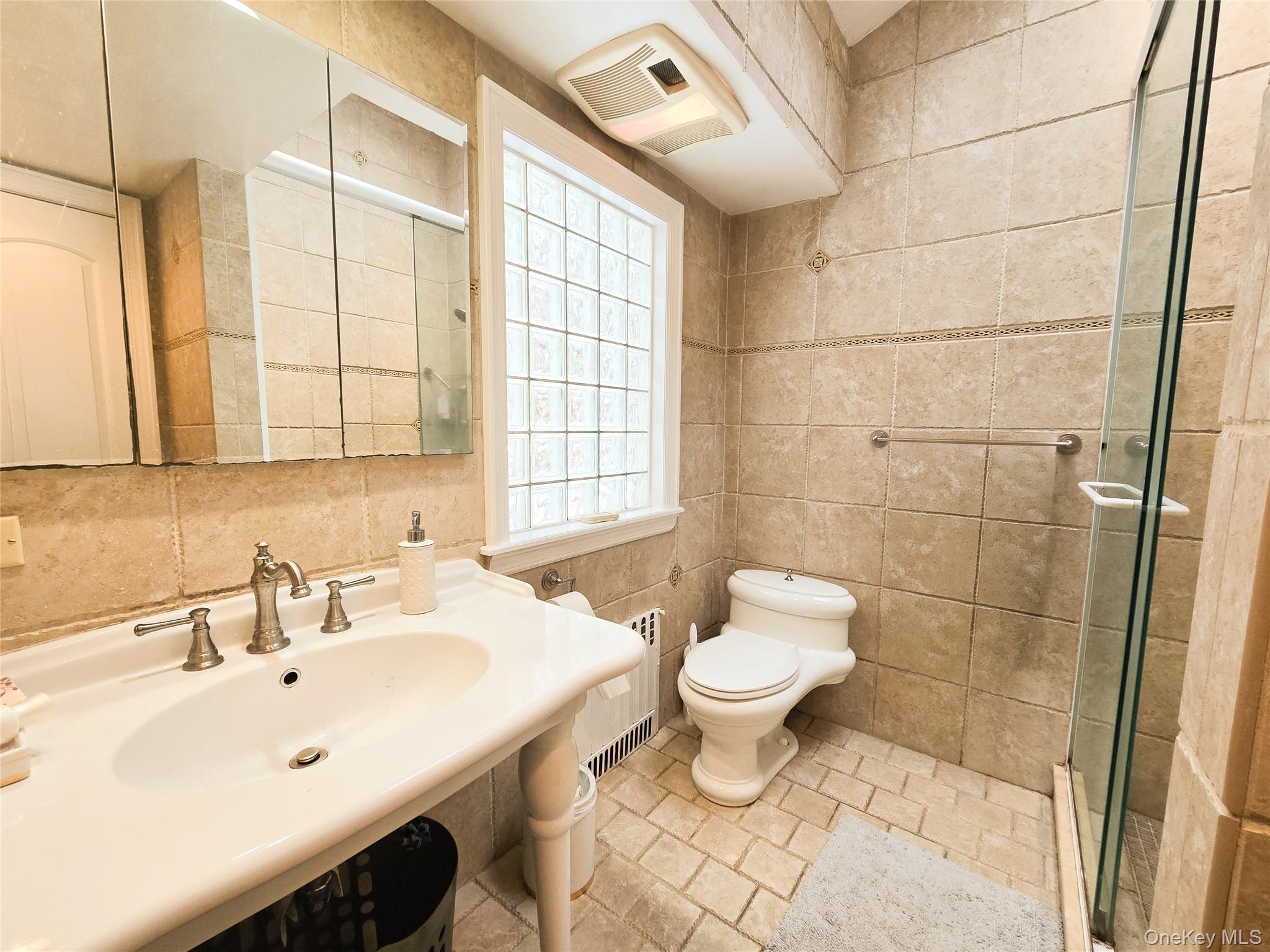 64 Middleneck Road, Roslyn, NY 11576