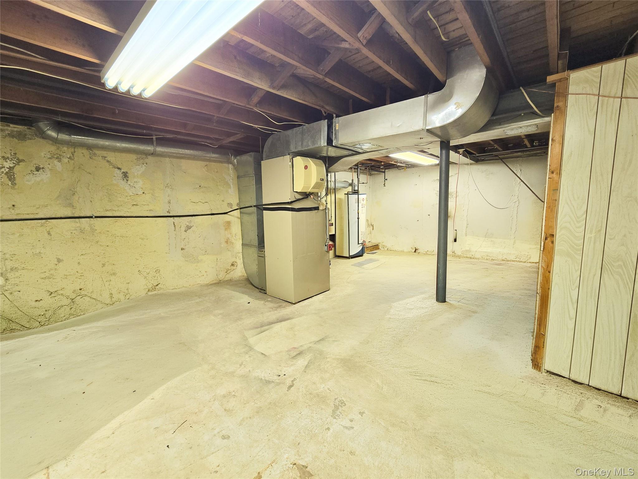 64 Middleneck Road, Roslyn, NY 11576