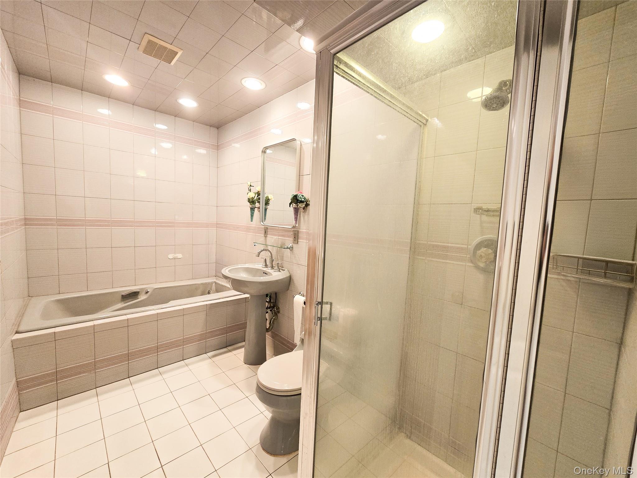 64 Middleneck Road, Roslyn, NY 11576