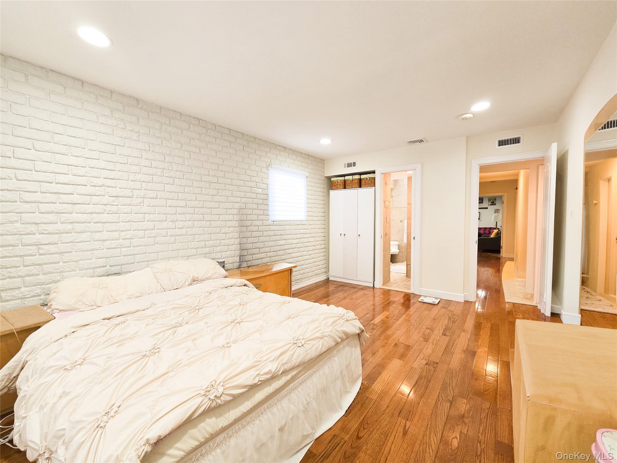 64 Middleneck Road, Roslyn, NY 11576