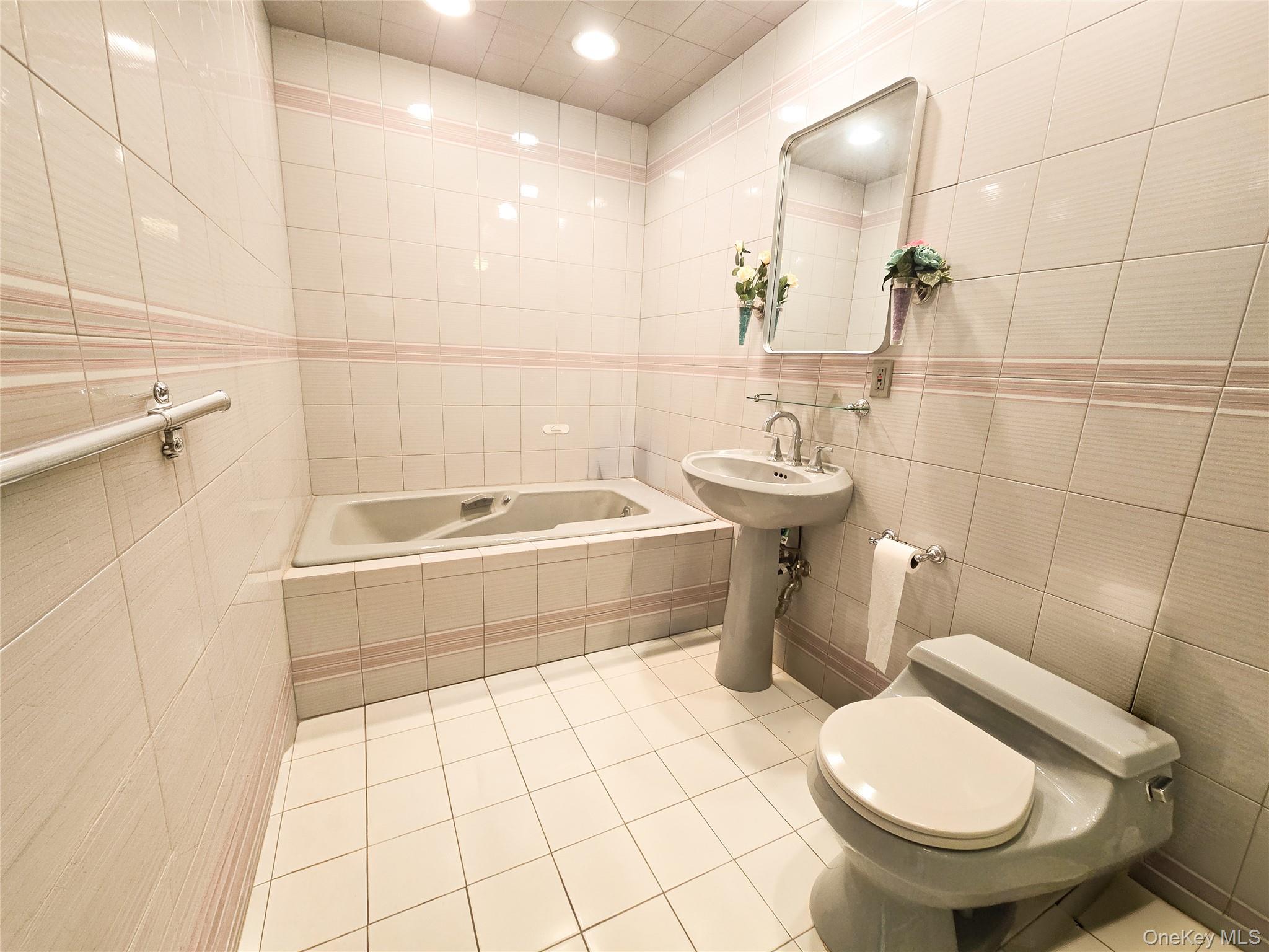 64 Middleneck Road, Roslyn, NY 11576