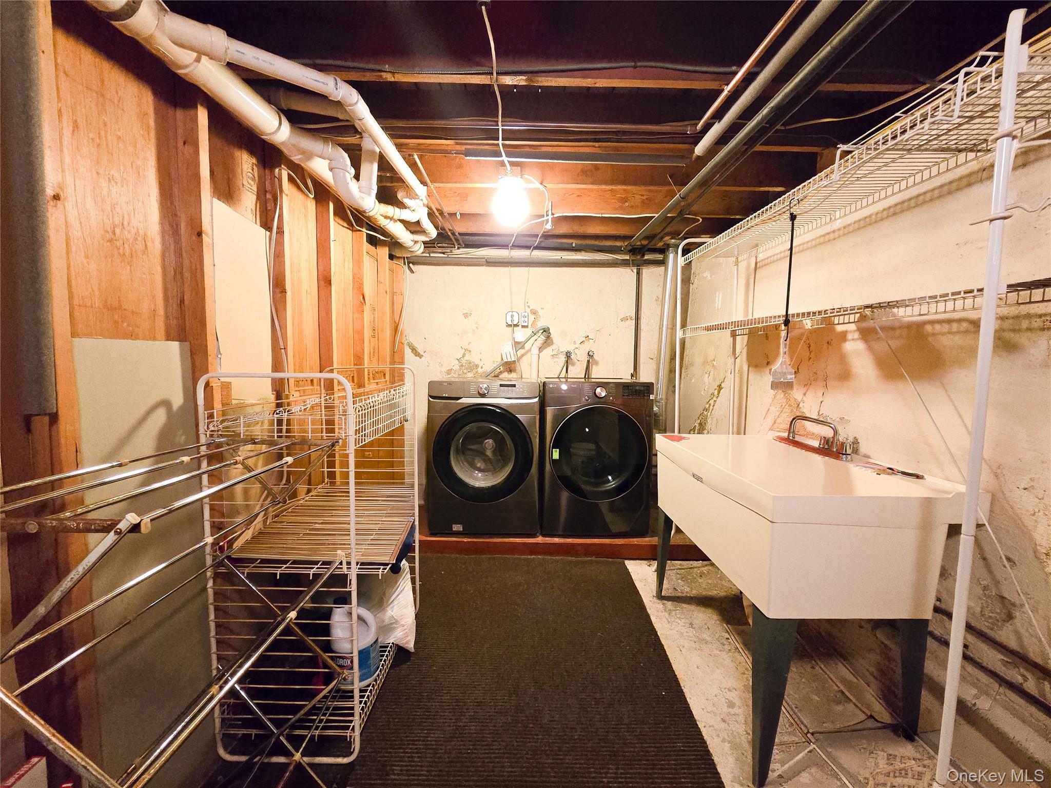 64 Middleneck Road, Roslyn, NY 11576