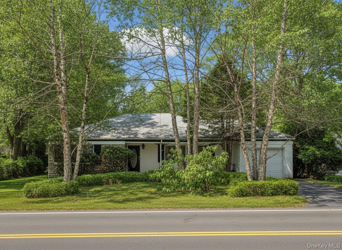 64 Middleneck Road, Roslyn, NY 11576