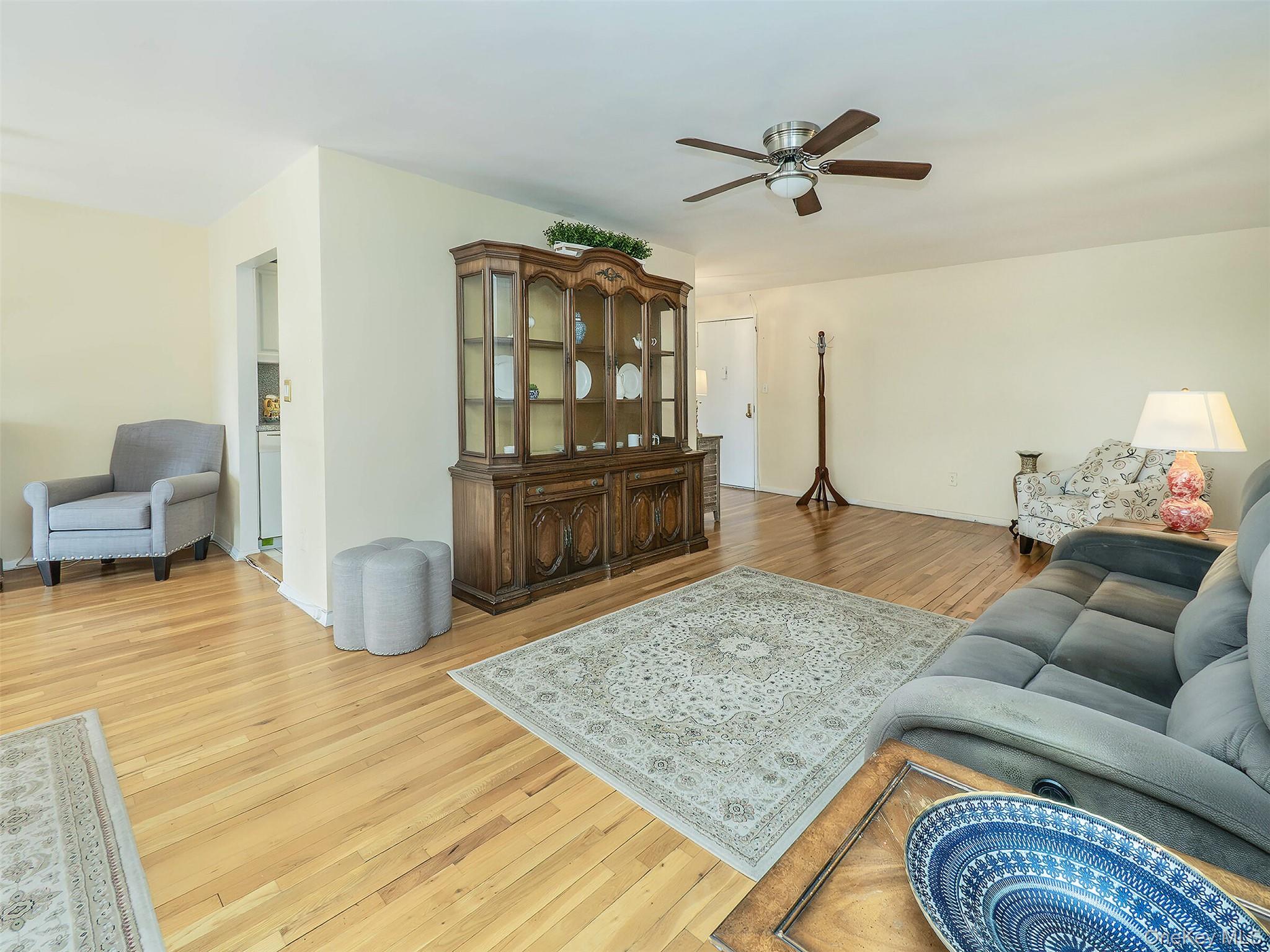 32 Pearsall # 2D, Glen Cove, NY 11542