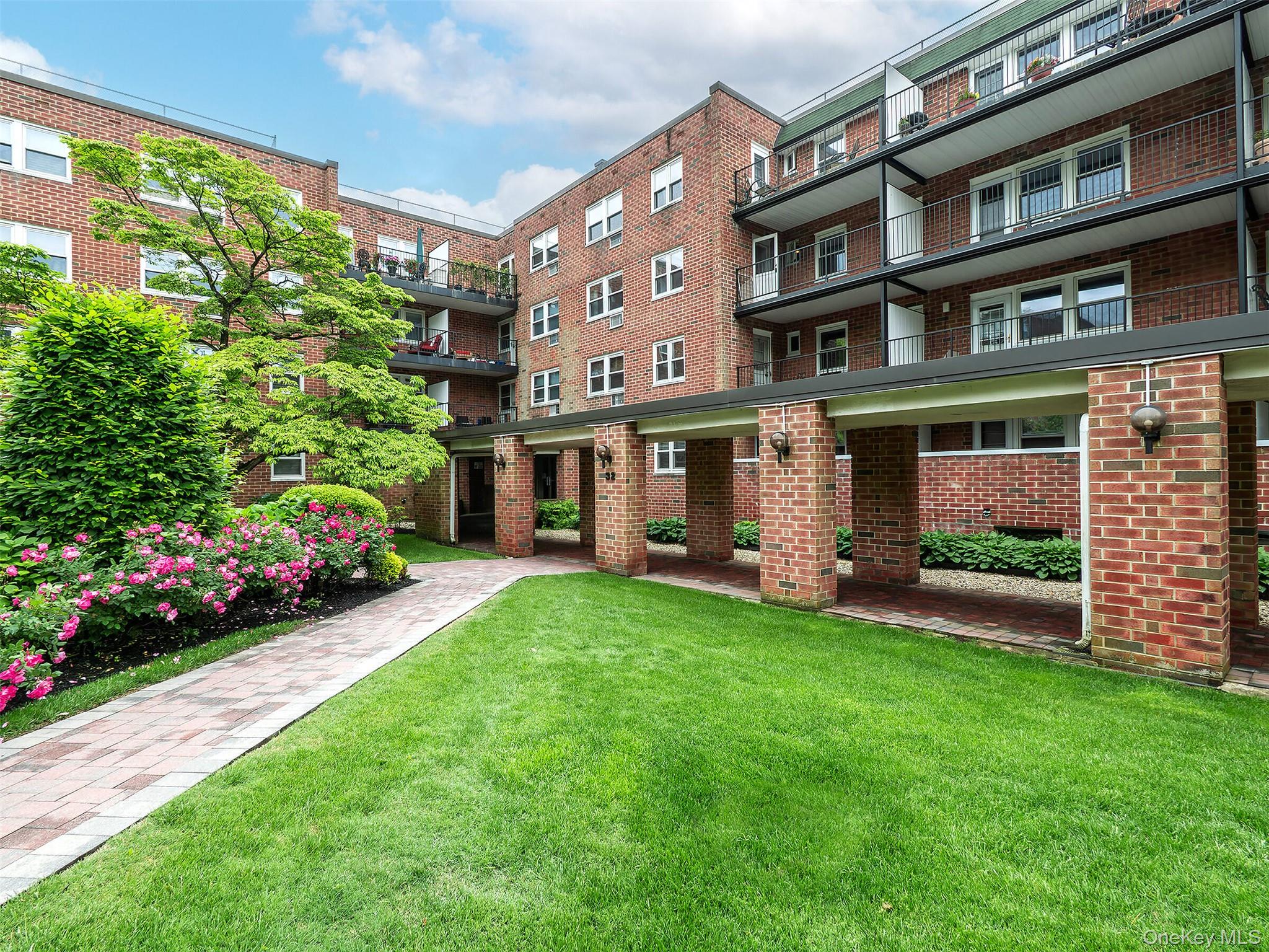 32 Pearsall # 2D, Glen Cove, NY 11542