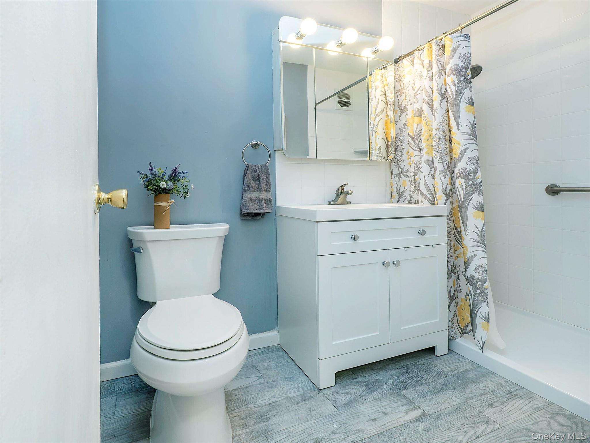 32 Pearsall # 2D, Glen Cove, NY 11542