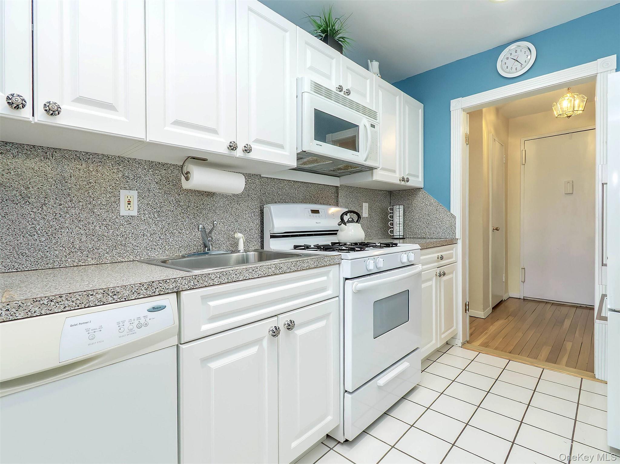 32 Pearsall # 2D, Glen Cove, NY 11542