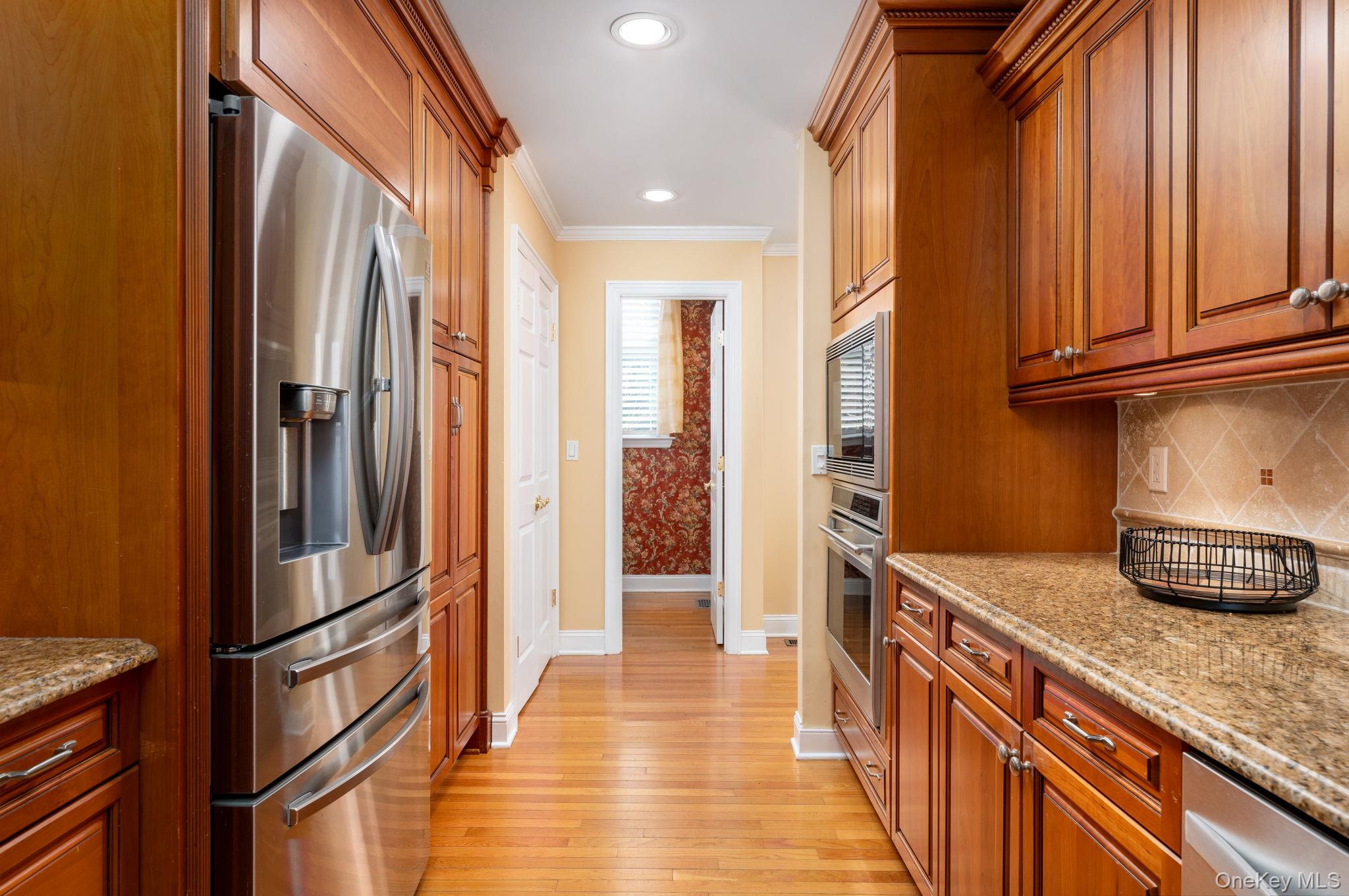 14 Vantage Court, Port Jefferson, NY 11777