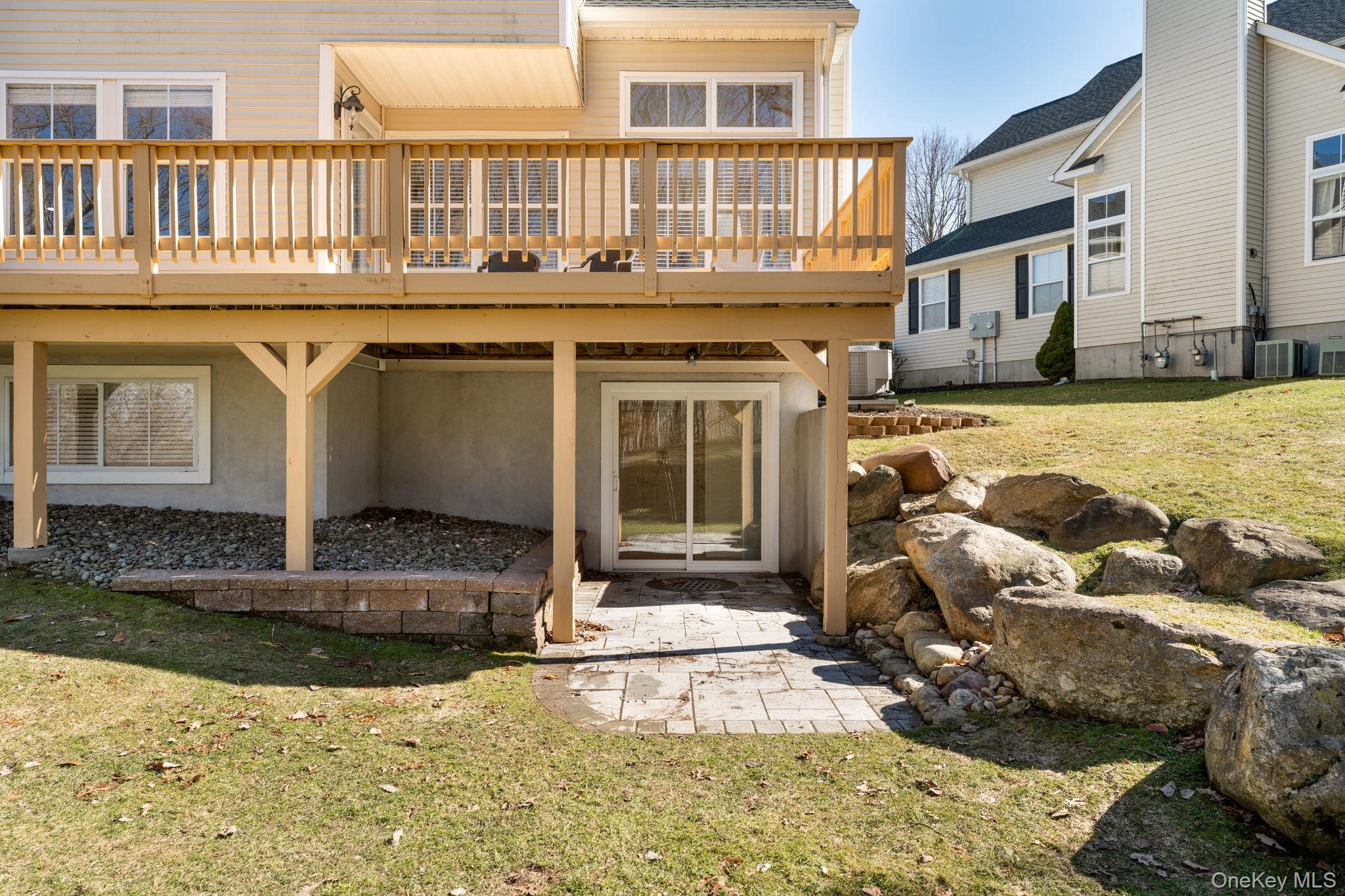 14 Vantage Court, Port Jefferson, NY 11777