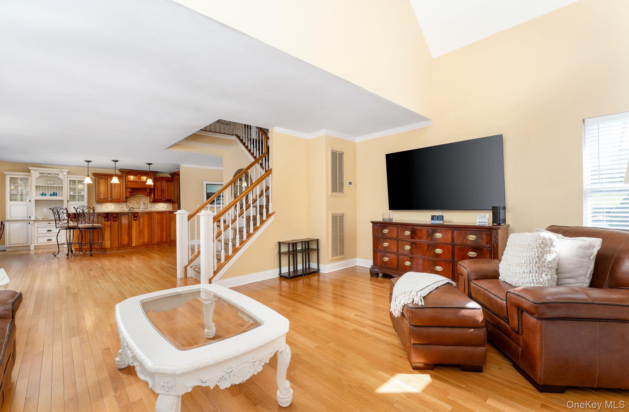 14 Vantage Court, Port Jefferson, NY 11777