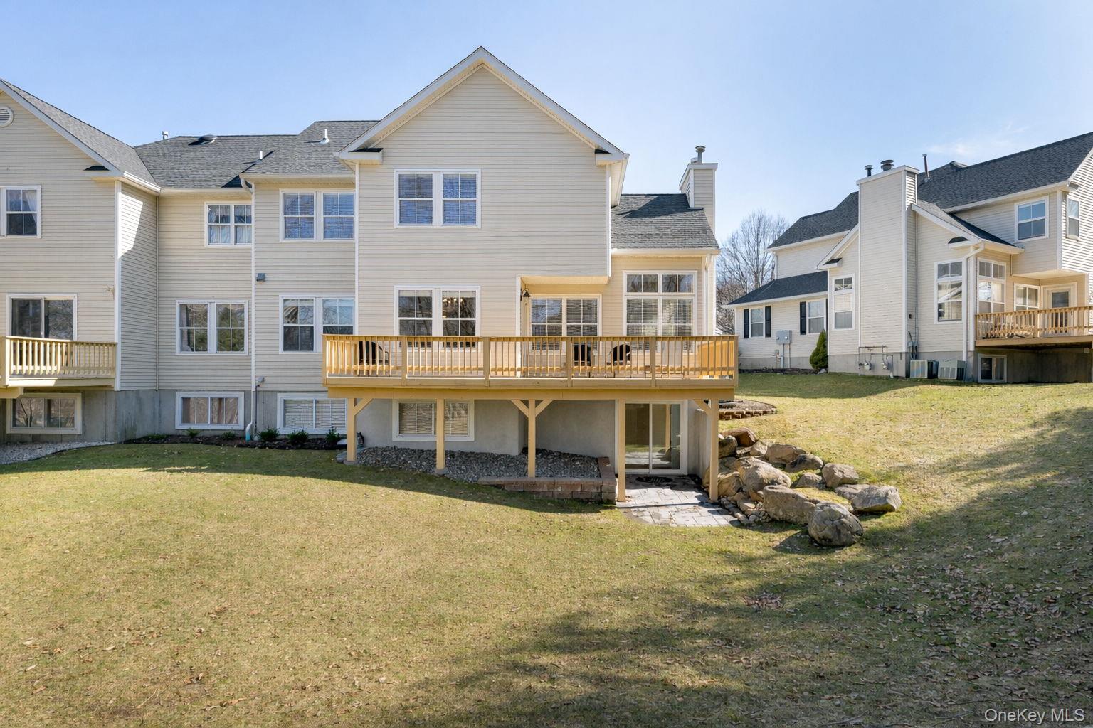 14 Vantage Court, Port Jefferson, NY 11777