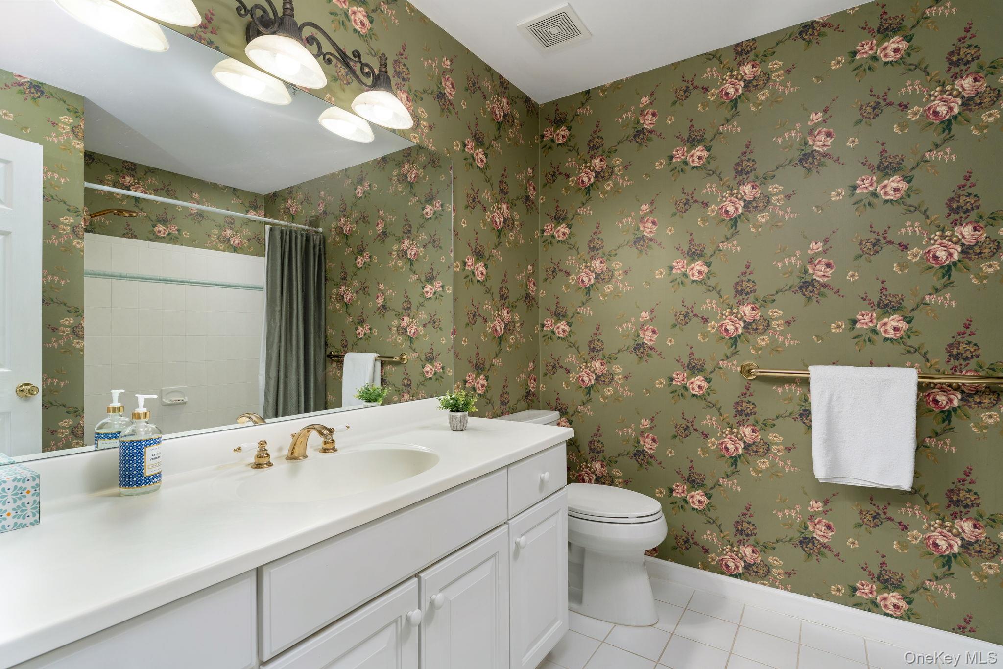 14 Vantage Court, Port Jefferson, NY 11777