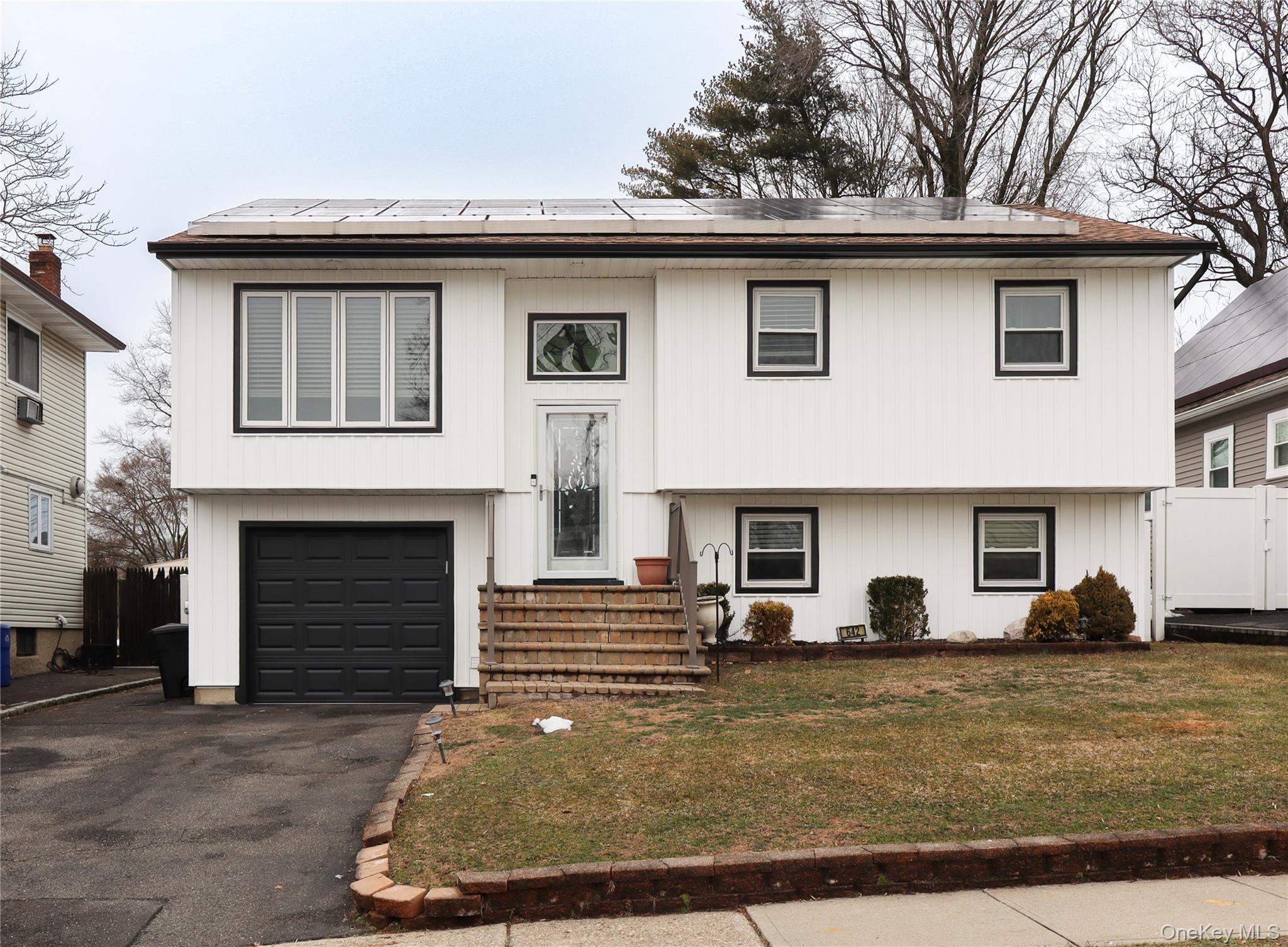 642 6th Avenue W, East Northport, NY 11731