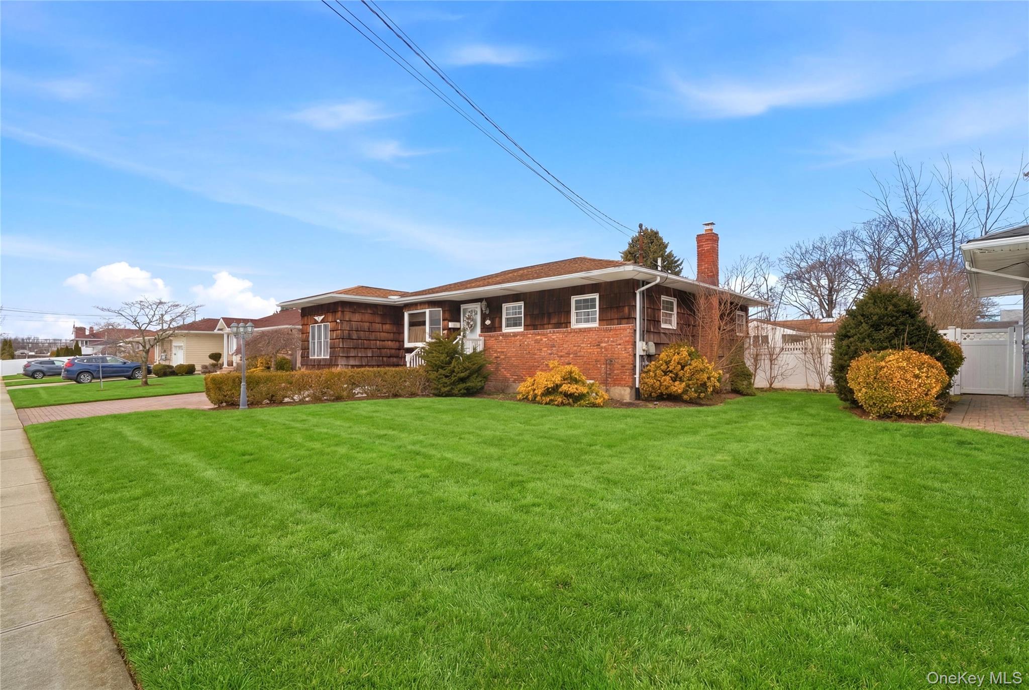 9 Lyons Avenue, Farmingdale, NY 11735