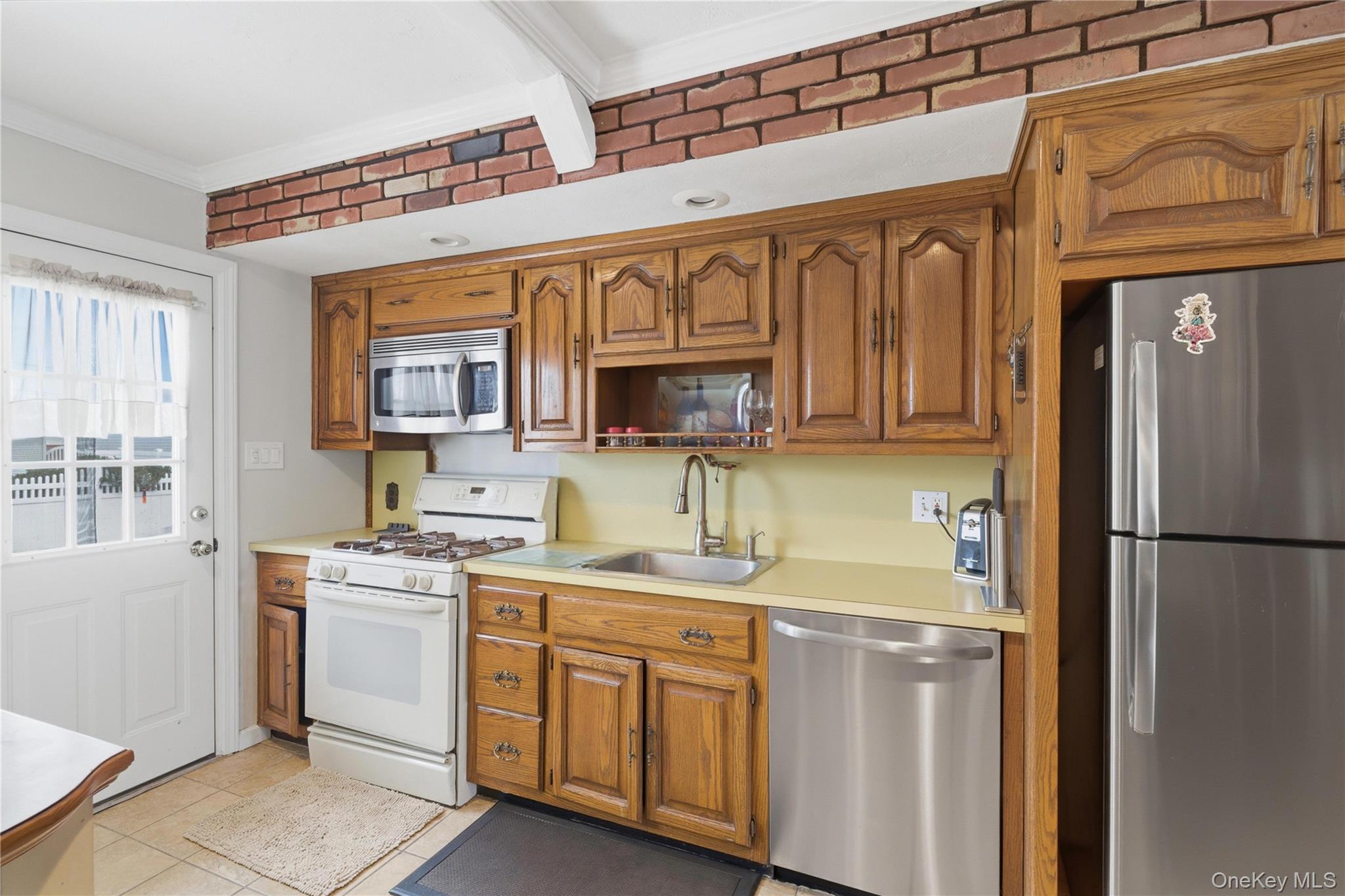 9 Lyons Avenue, Farmingdale, NY 11735