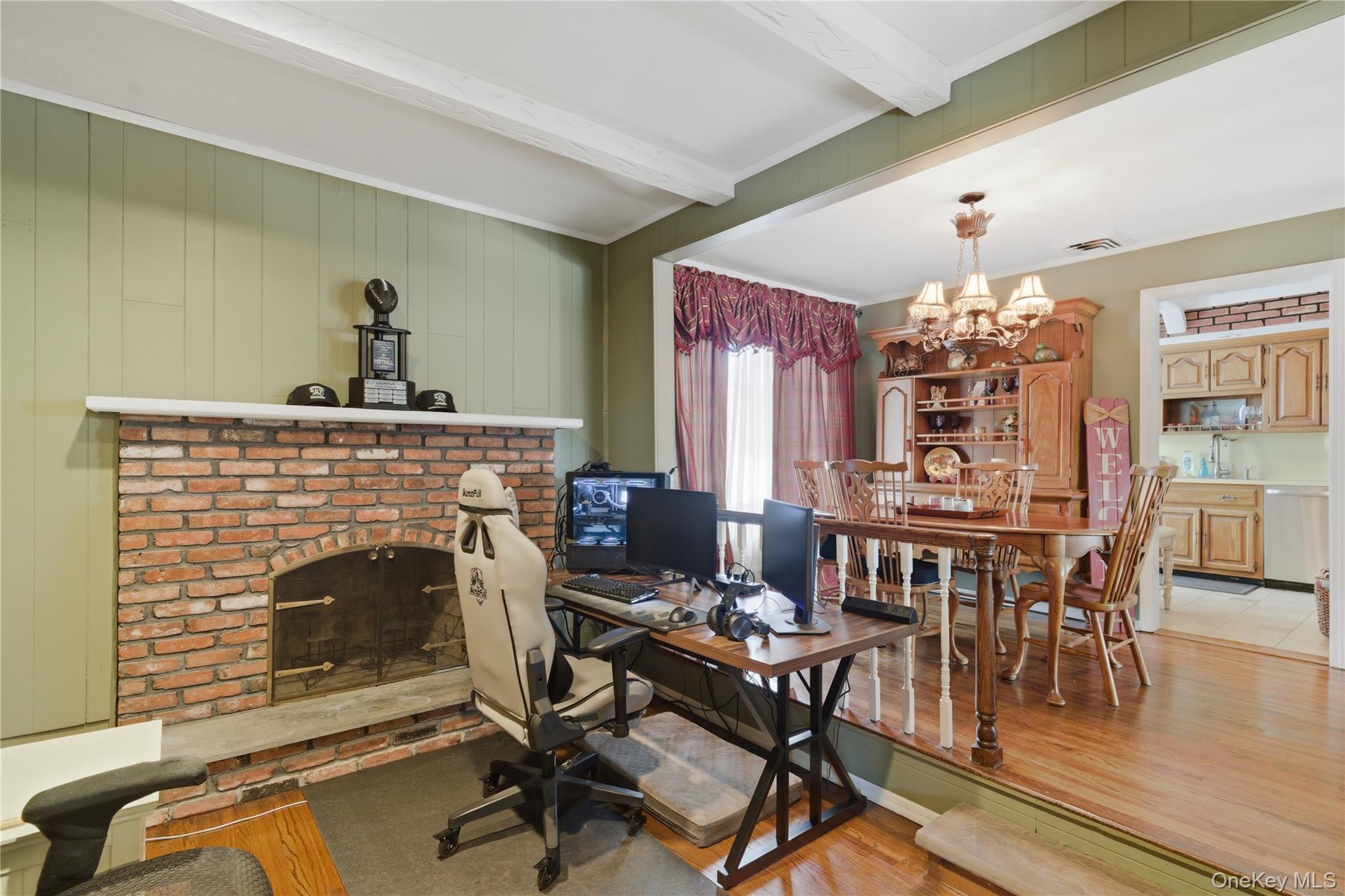 9 Lyons Avenue, Farmingdale, NY 11735