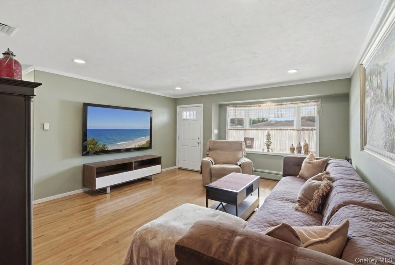 9 Lyons Avenue, Farmingdale, NY 11735