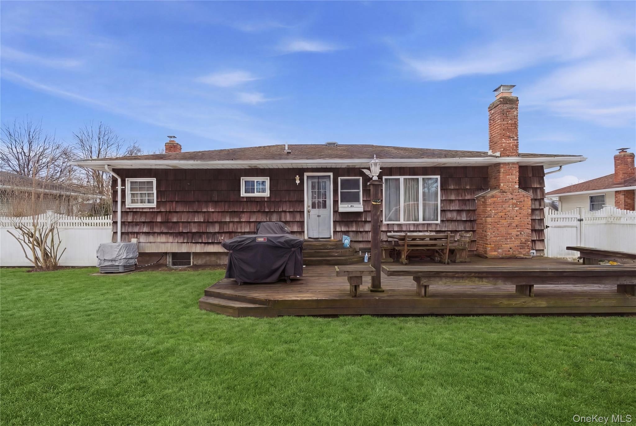 9 Lyons Avenue, Farmingdale, NY 11735