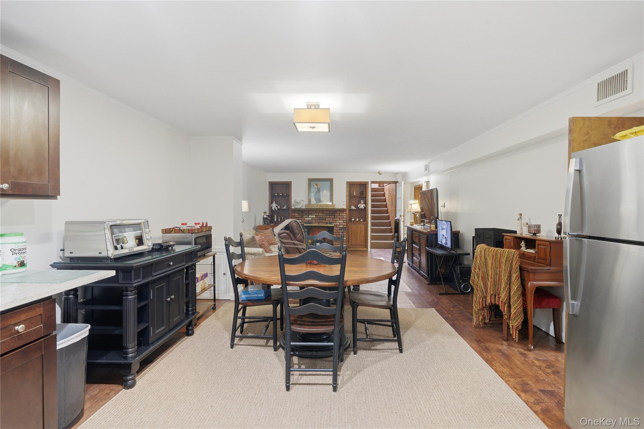 9 Lyons Avenue, Farmingdale, NY 11735