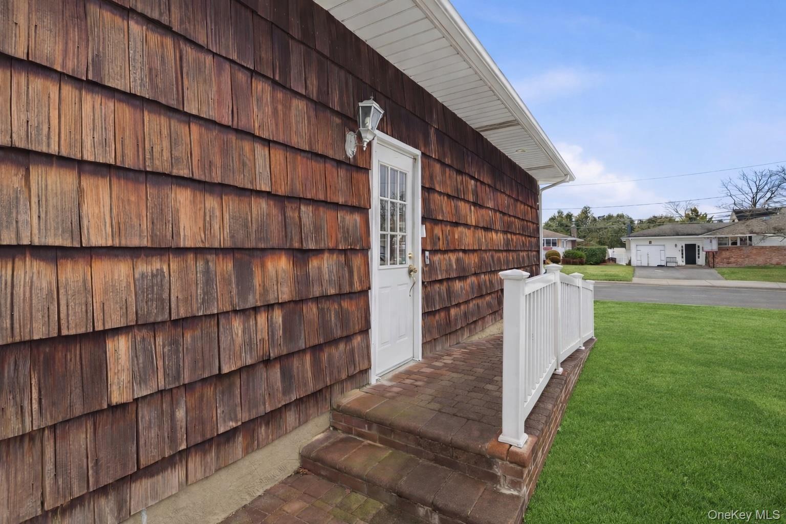 9 Lyons Avenue, Farmingdale, NY 11735