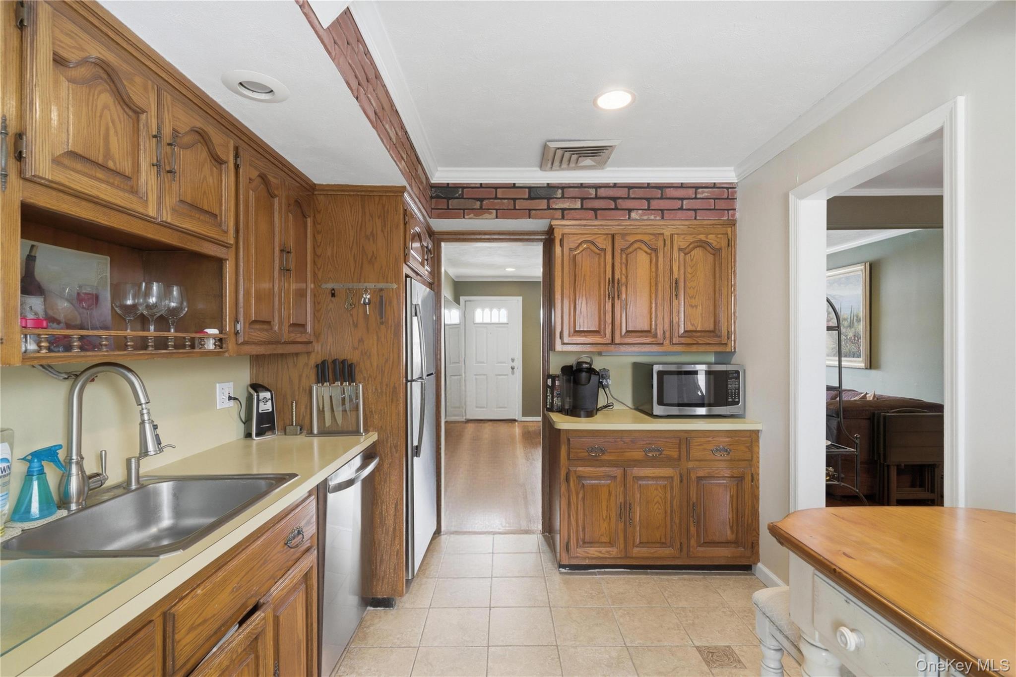 9 Lyons Avenue, Farmingdale, NY 11735