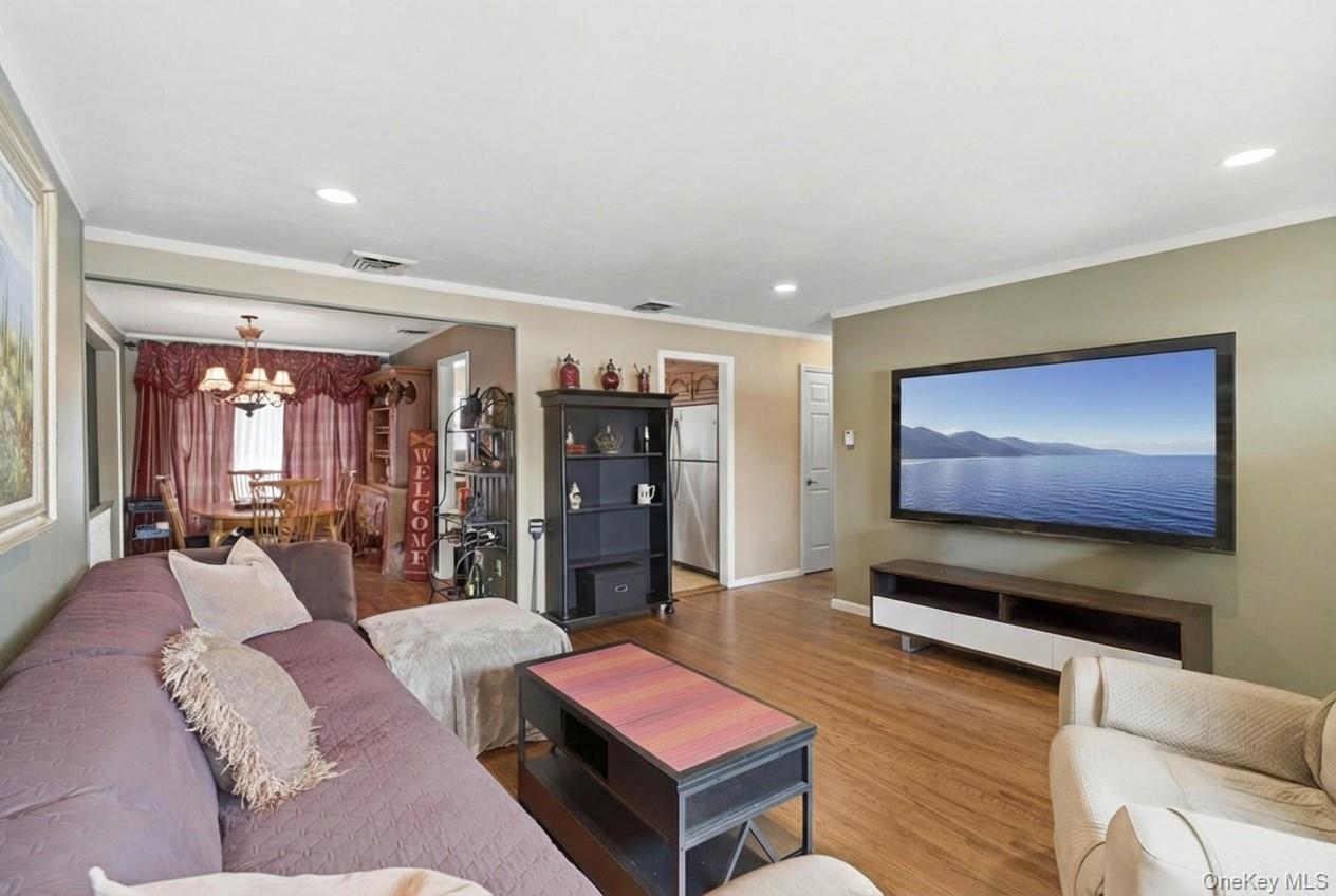 9 Lyons Avenue, Farmingdale, NY 11735