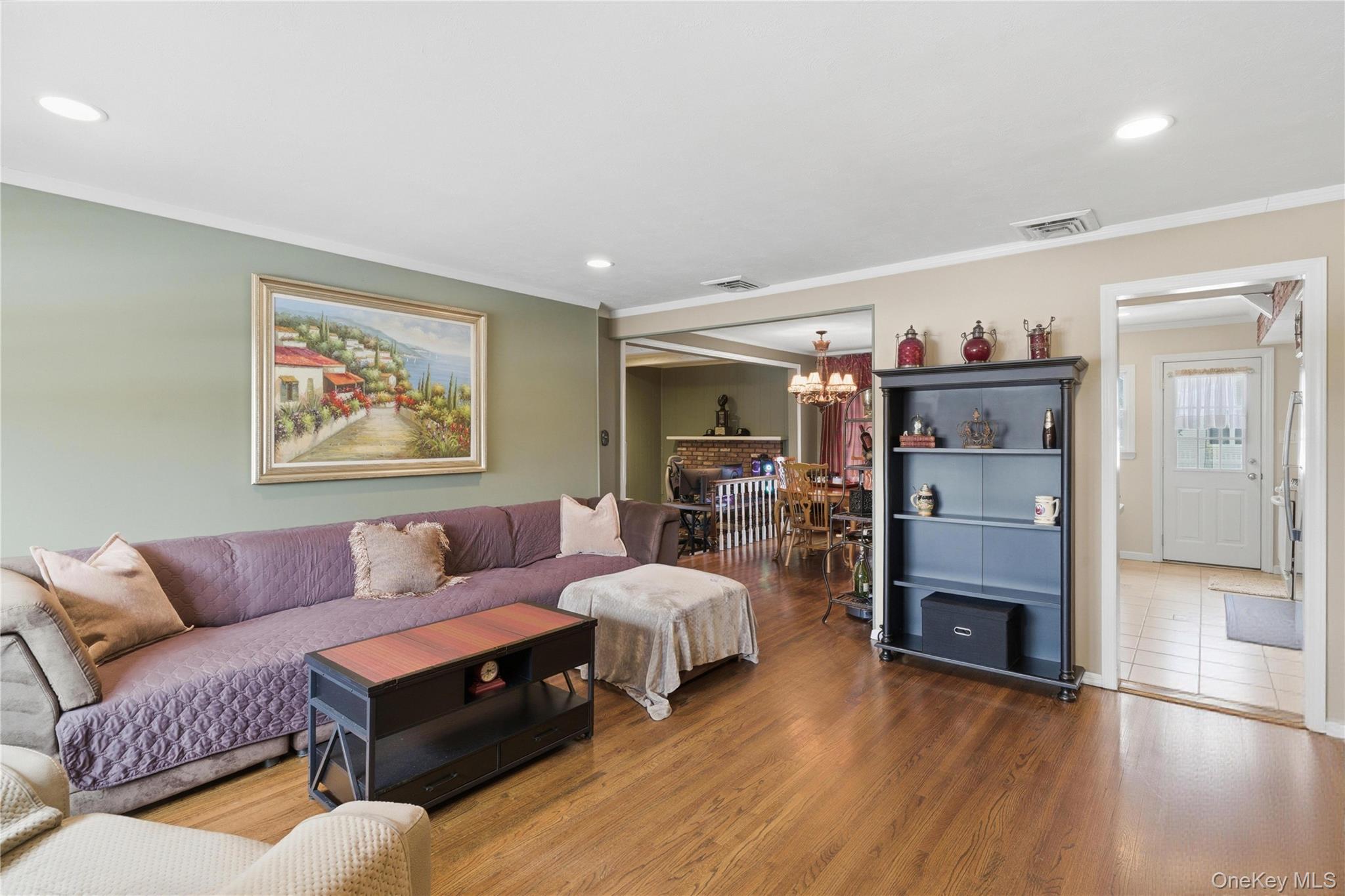 9 Lyons Avenue, Farmingdale, NY 11735