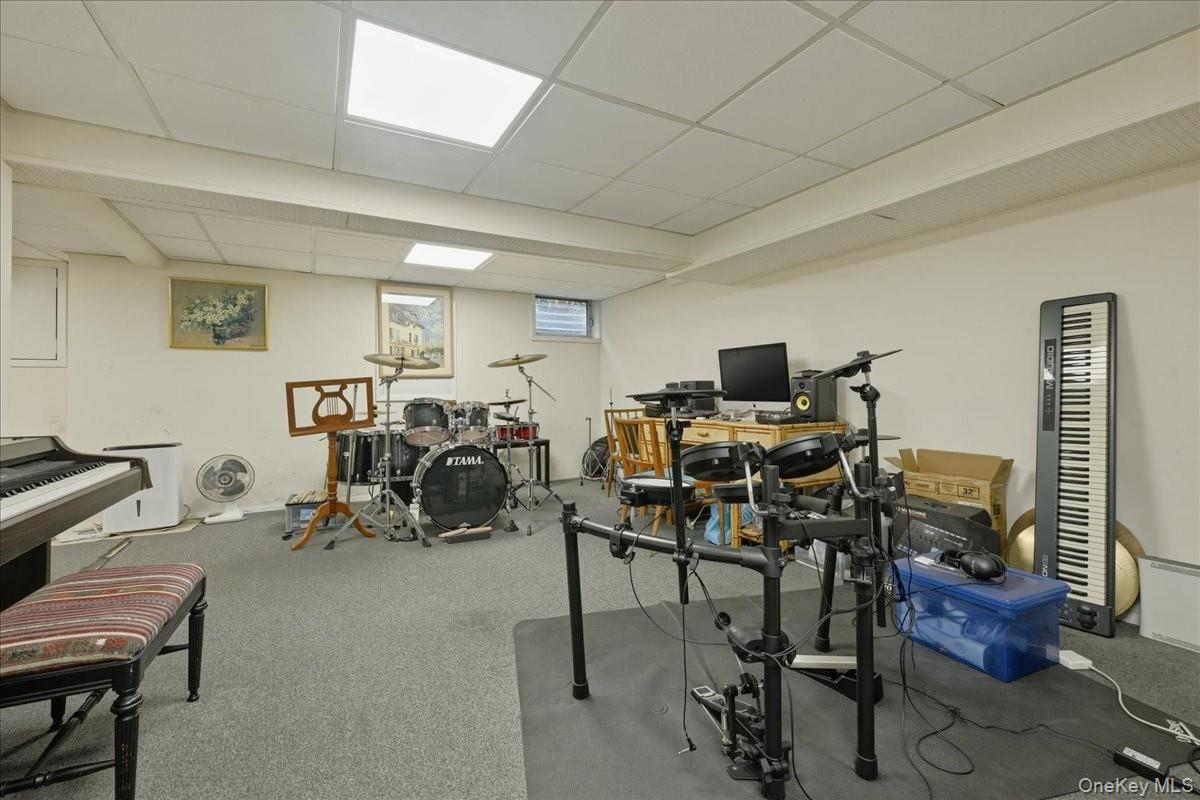 163 Elm Street, Roslyn Heights, NY 11577