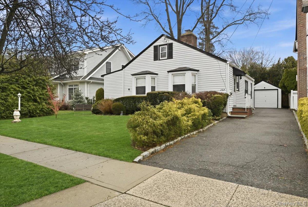 163 Elm Street, Roslyn Heights, NY 11577