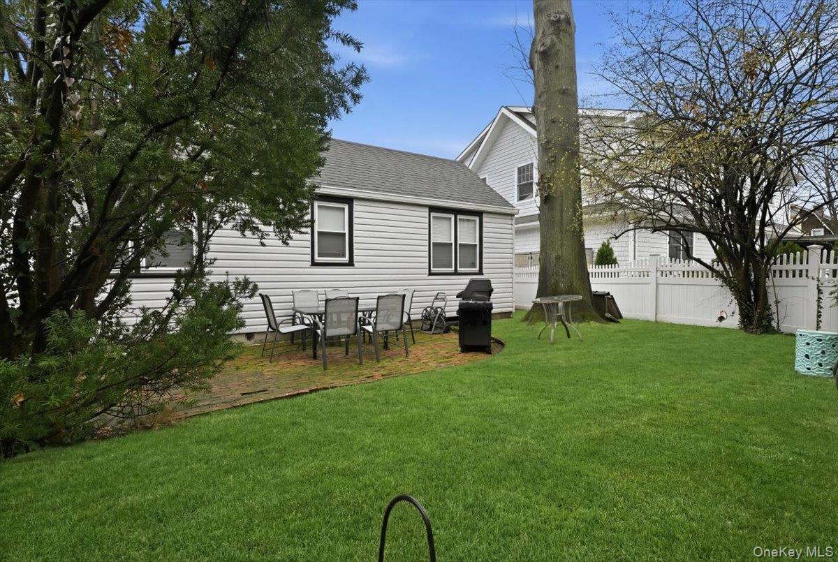 163 Elm Street, Roslyn Heights, NY 11577