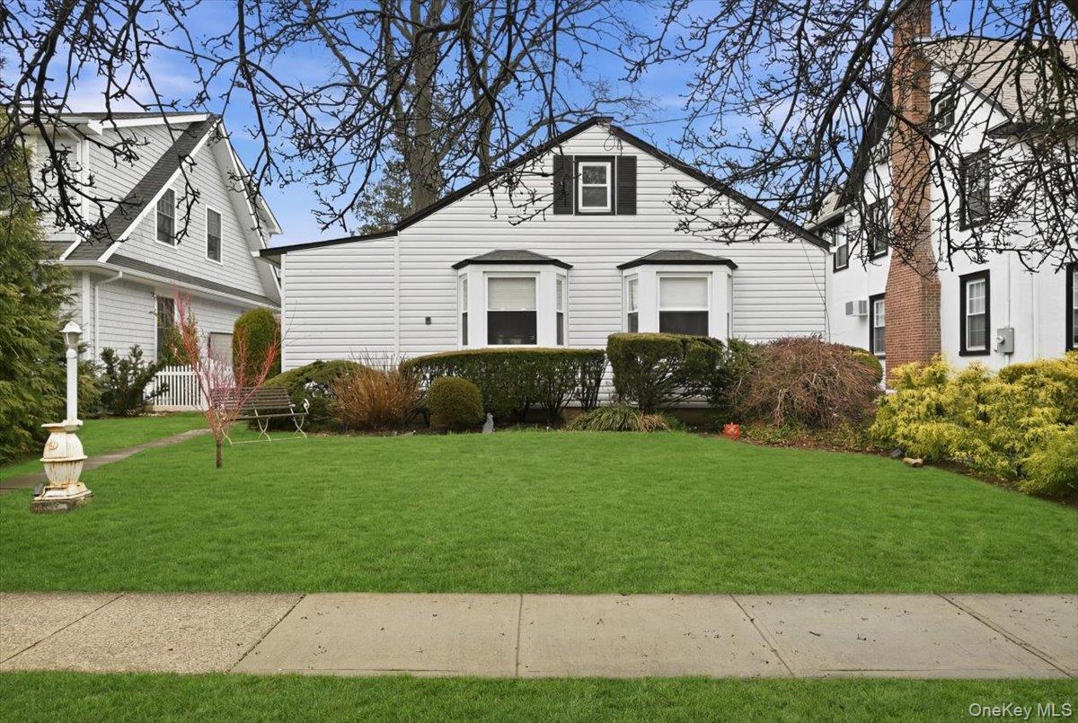 163 Elm Street, Roslyn Heights, NY 11577