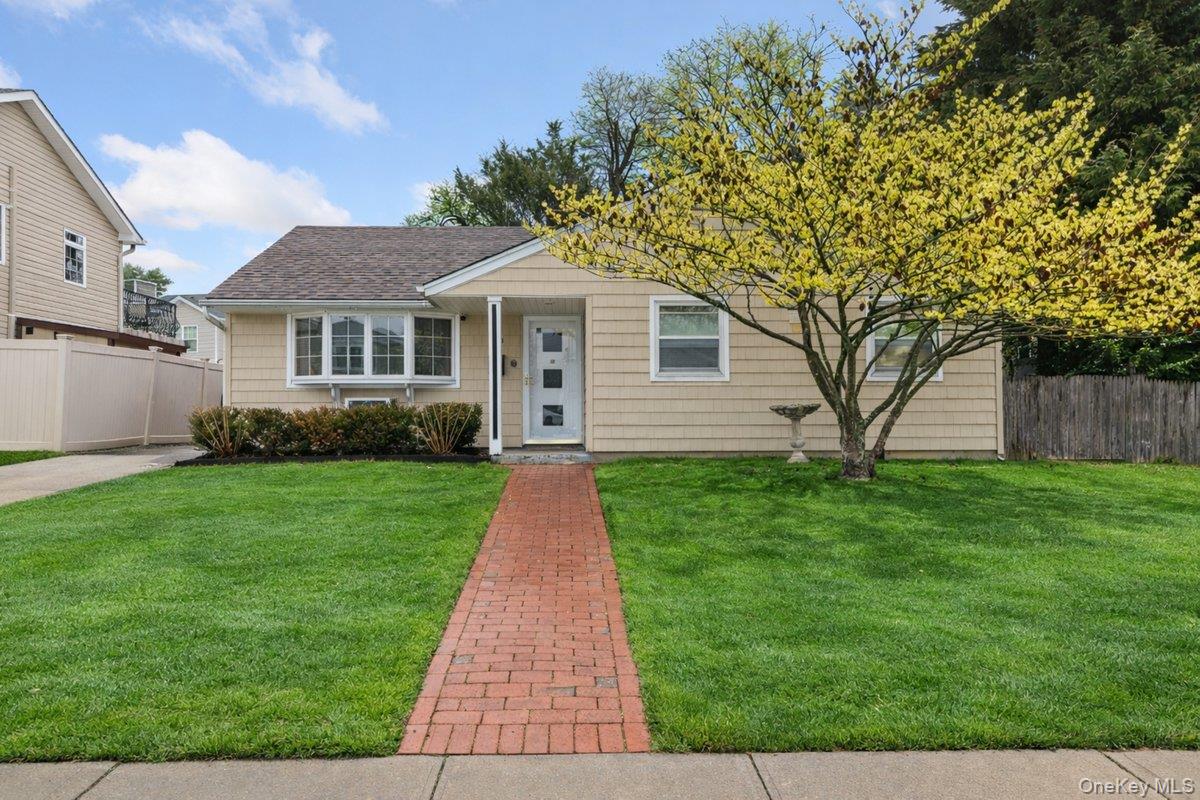 22 Greenway Circle, Syosset, NY 11791