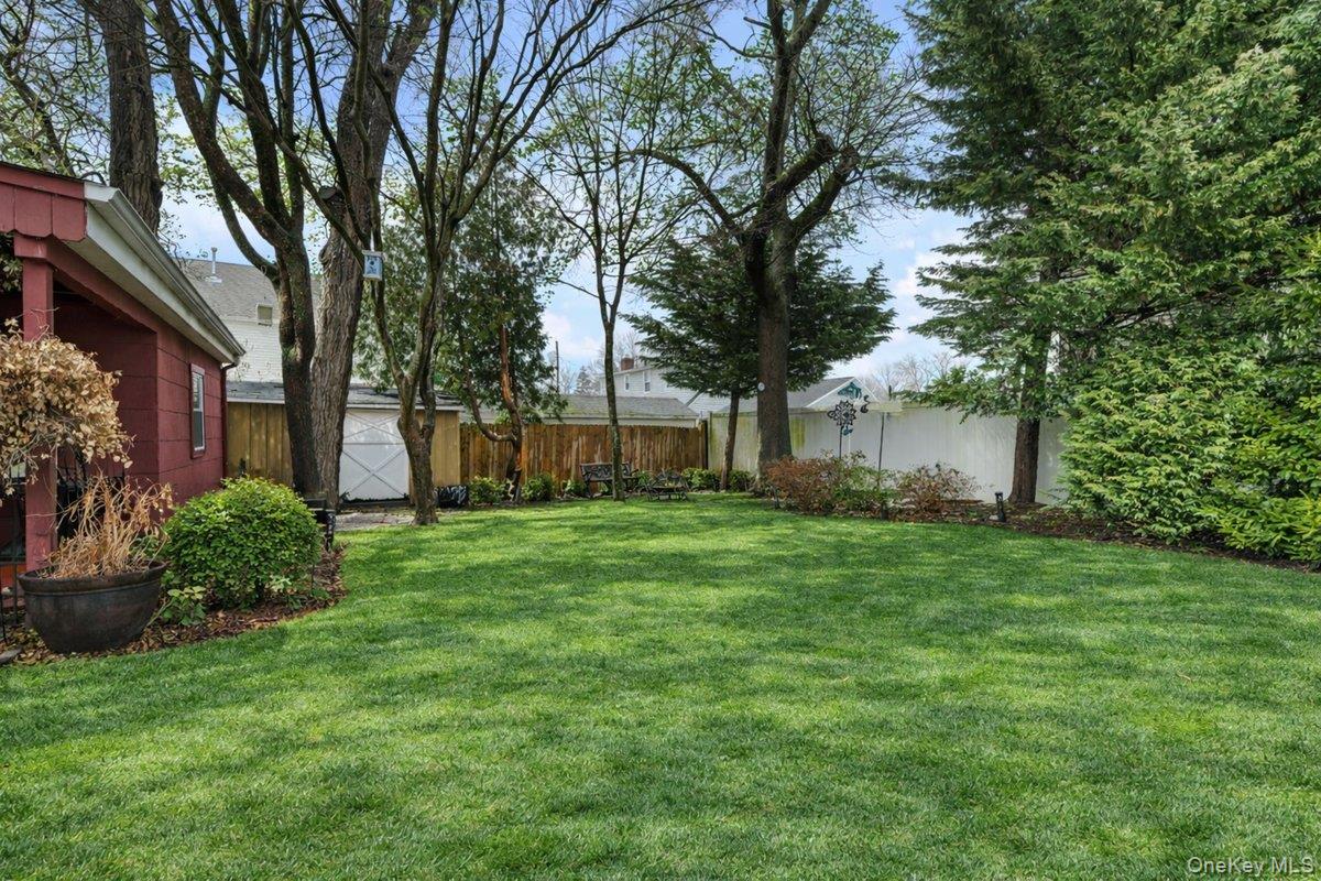 22 Greenway Circle, Syosset, NY 11791