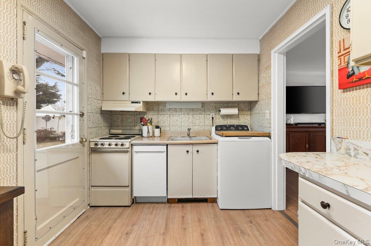 22 Greenway Circle, Syosset, NY 11791