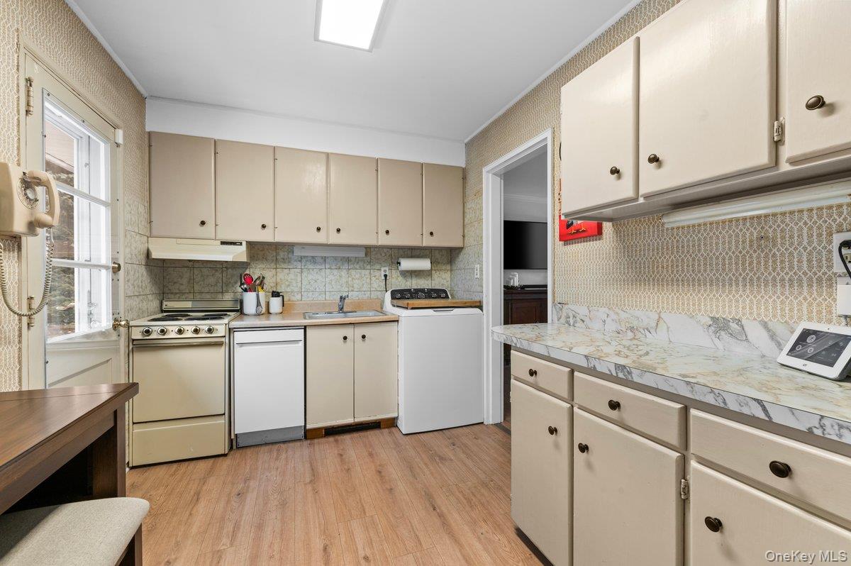 22 Greenway Circle, Syosset, NY 11791