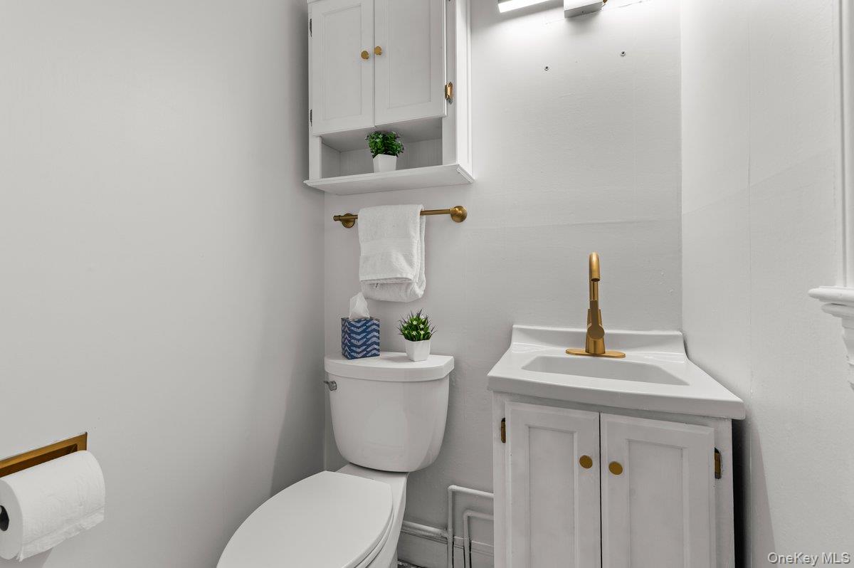 22 Greenway Circle, Syosset, NY 11791