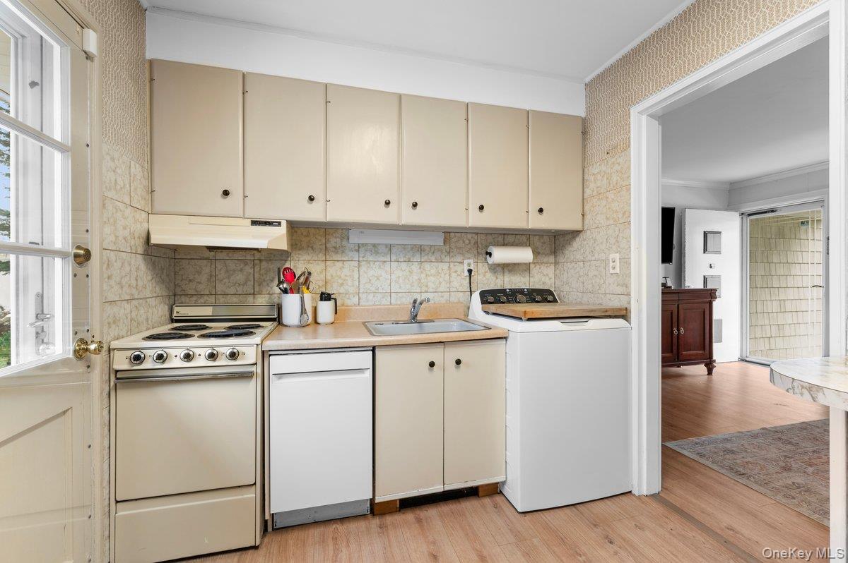 22 Greenway Circle, Syosset, NY 11791