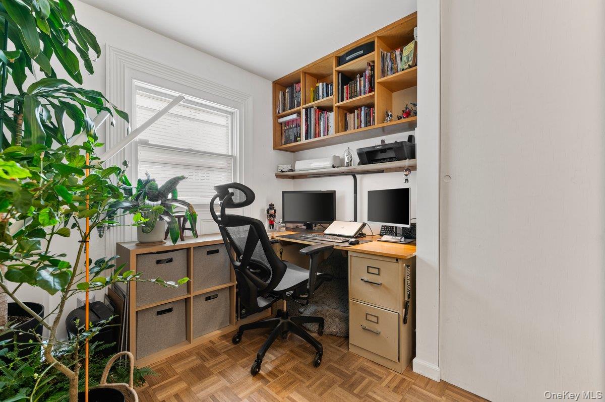 22 Greenway Circle, Syosset, NY 11791