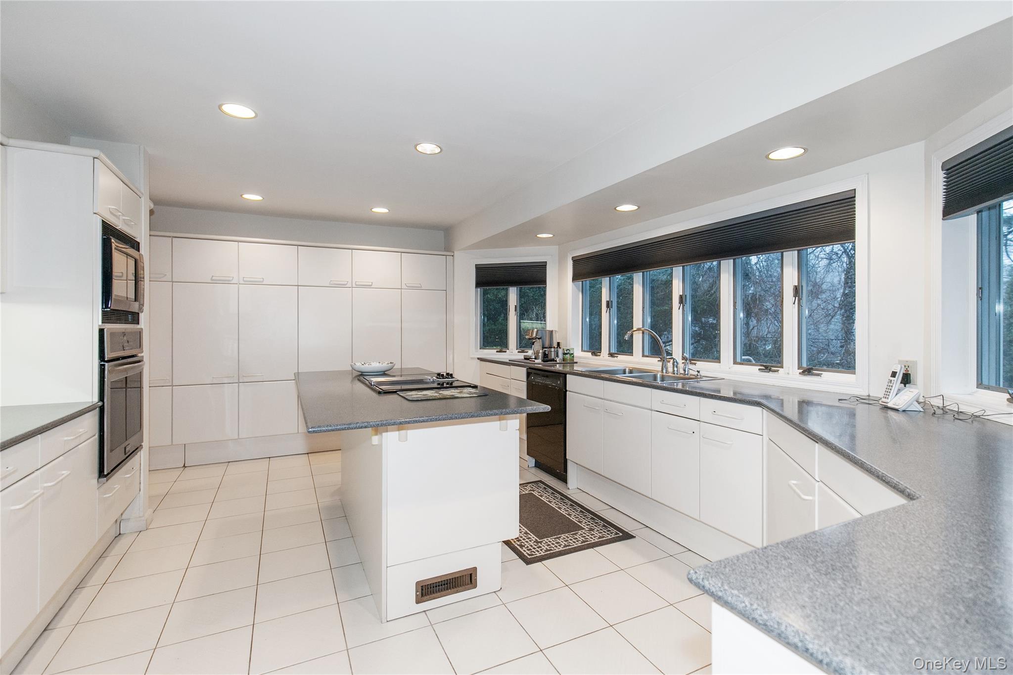 1 The Brae, Woodbury, NY 11797