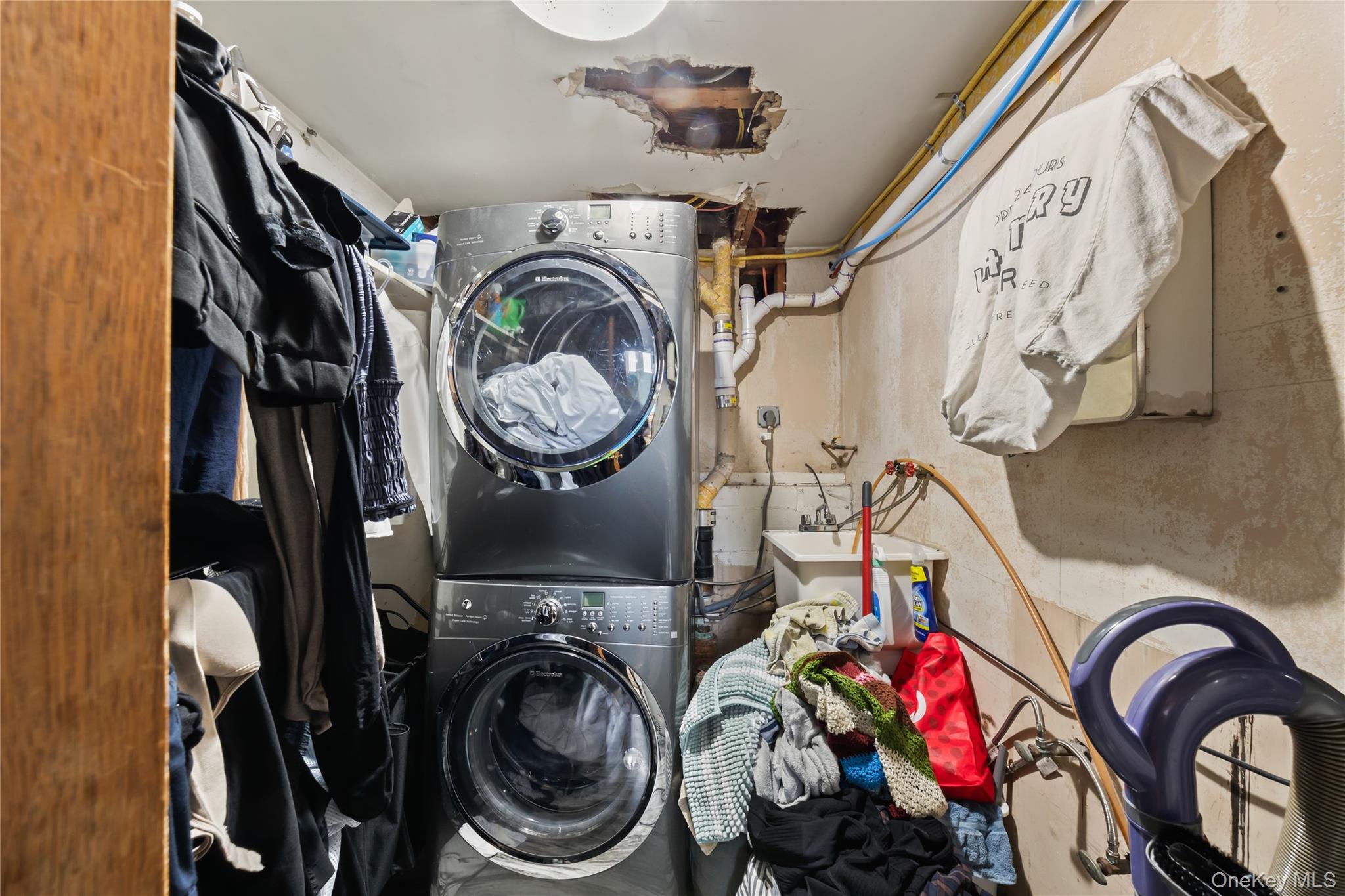 11 Castle Drive, Chestnut Ridge, NY 10977