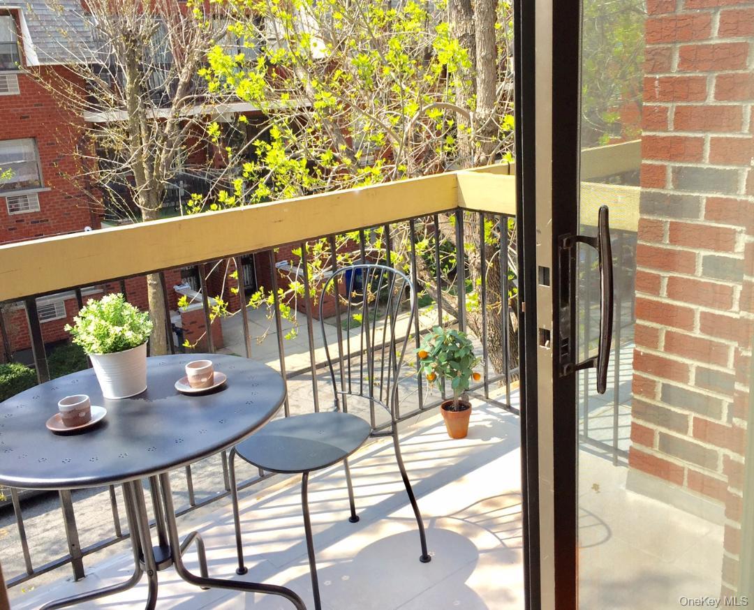 71-35 Sutton Place # 3Fl, Fresh Meadows, NY 11365