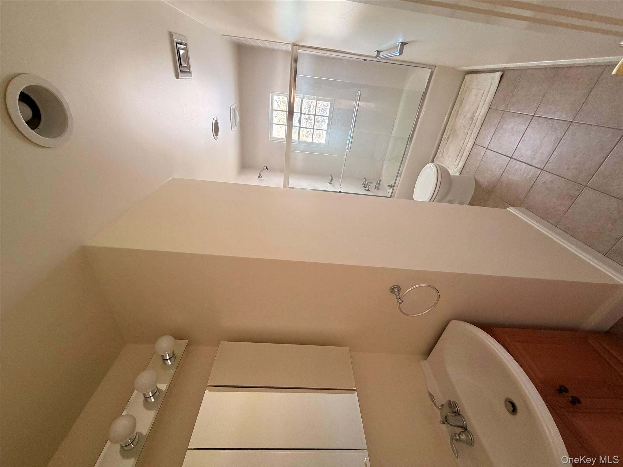 4 Lloyd Point Drive, Lloyd Harbor, NY 11743