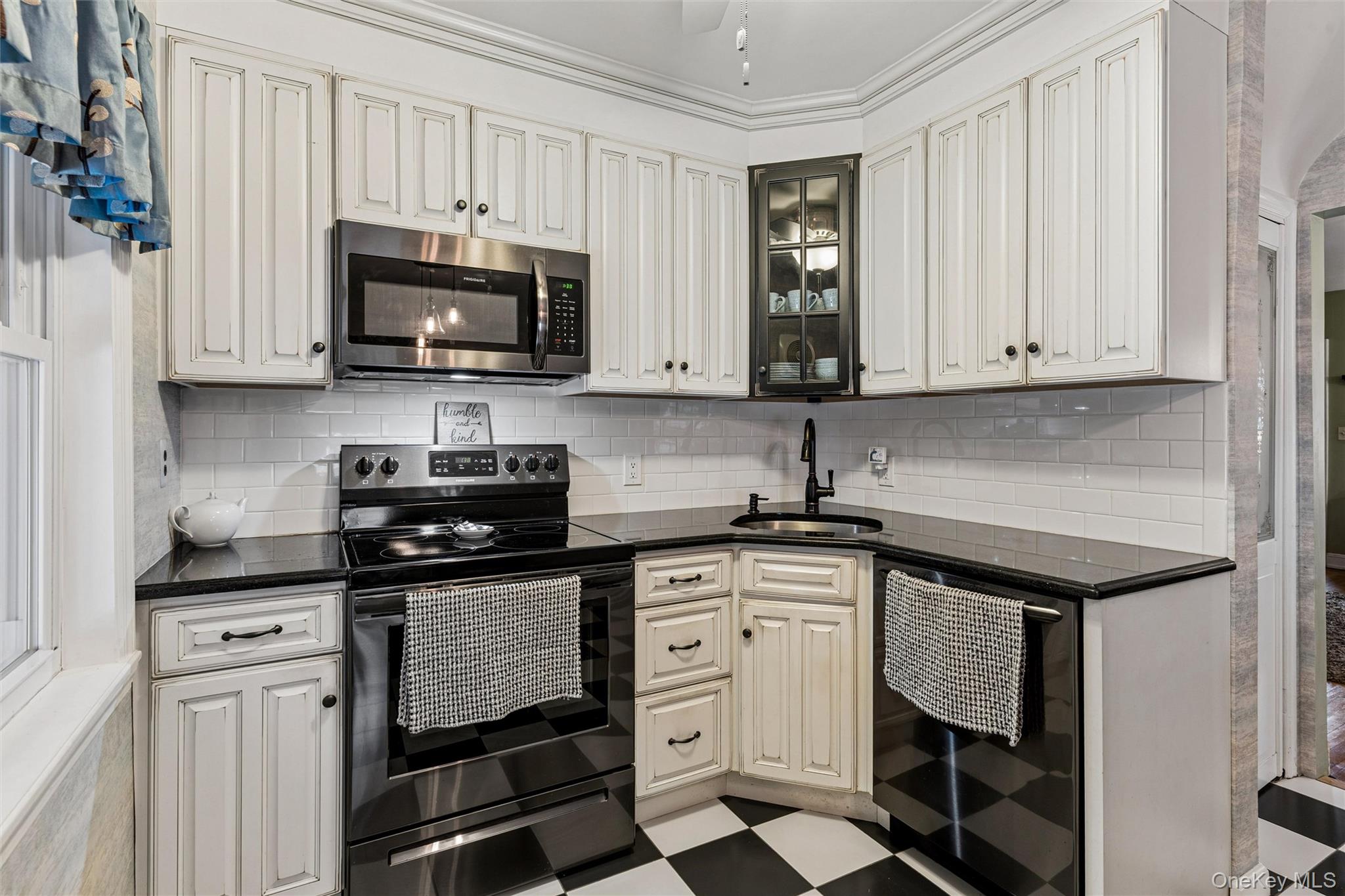 9 Clinton Street, Elmont, NY 11003