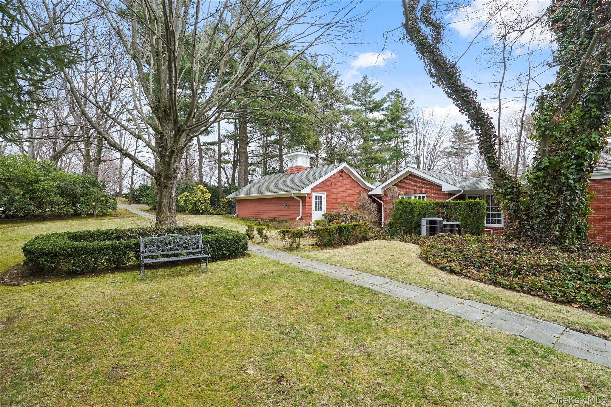 10 Hill Road, Sands Point, NY 11050