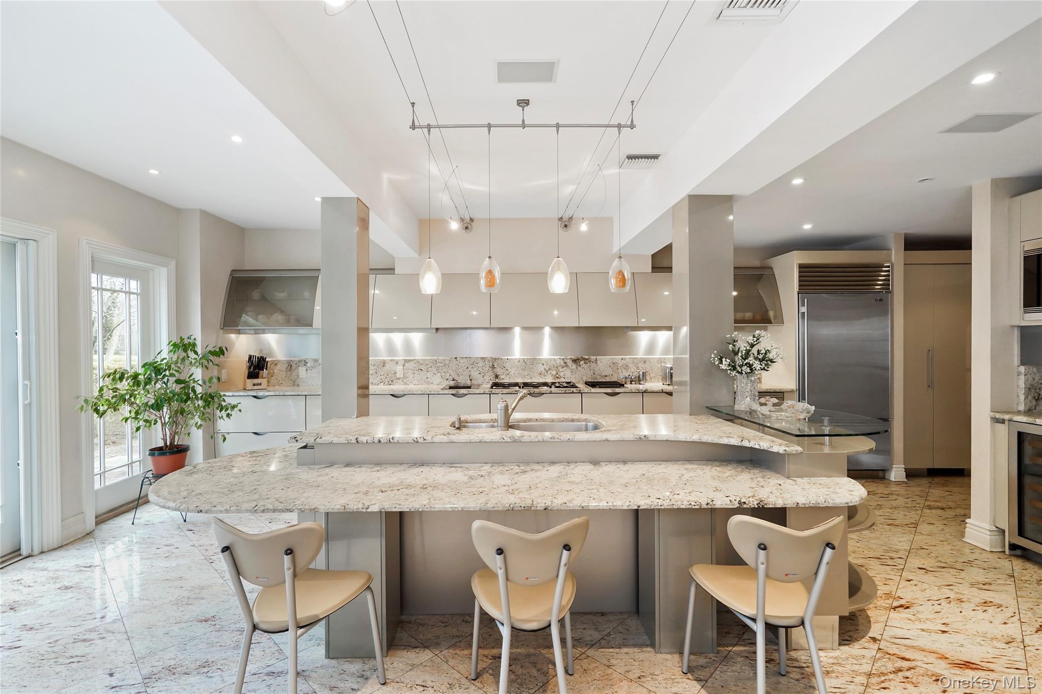 10 Hill Road, Sands Point, NY 11050